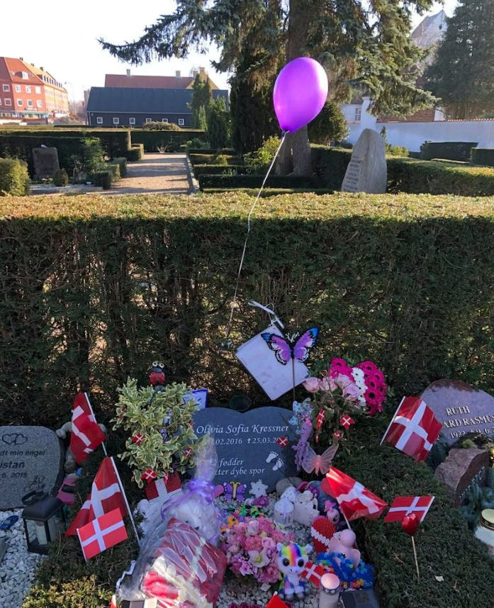 Hvert år fejrer familien nu Olivias fødselsdag ved hendes grav.
