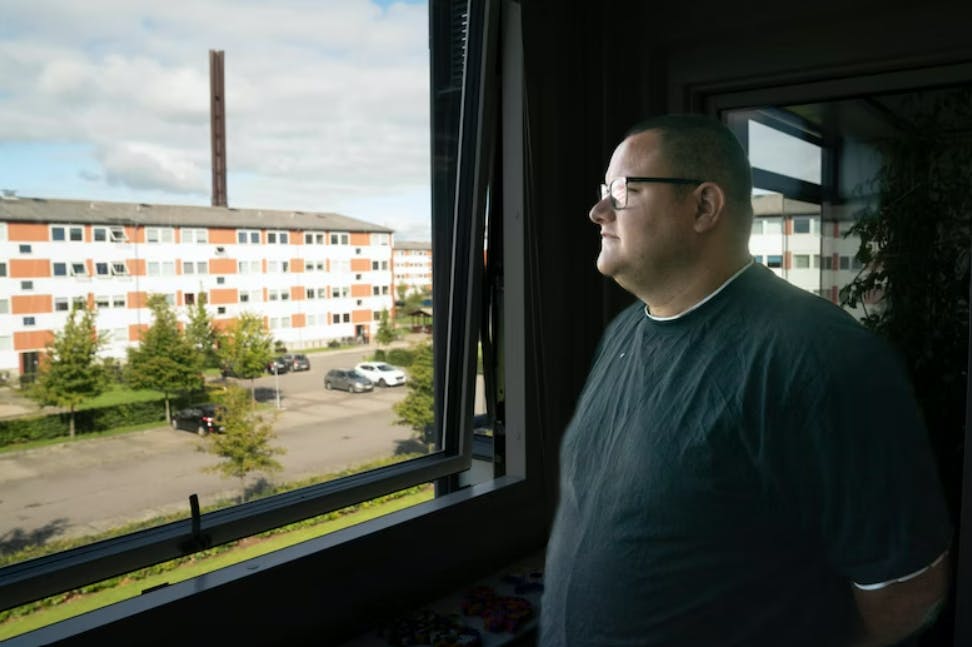 Anders kigger tit på himlen og håber, at hans datter er deroppe et sted.
