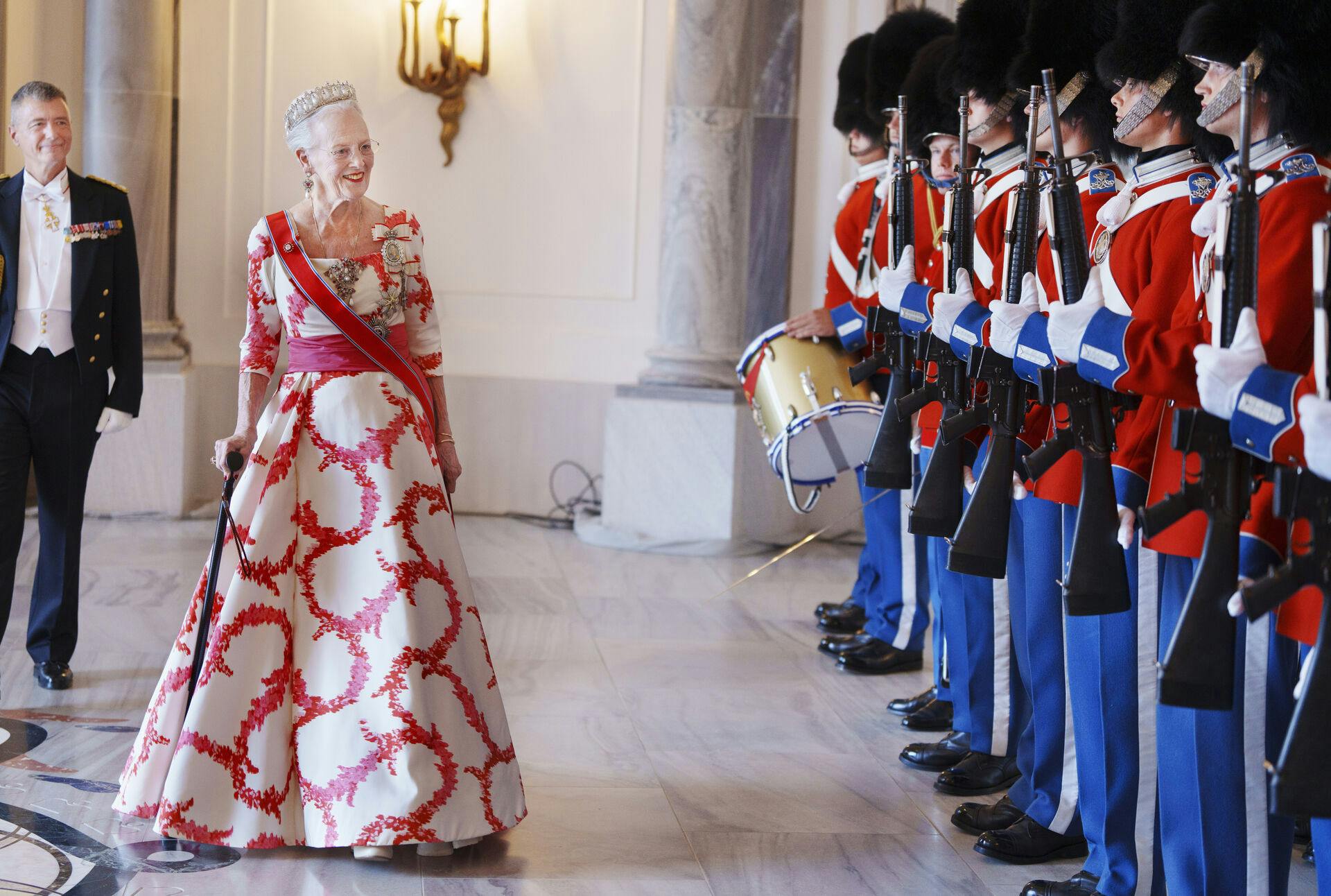 Dronning Margrethe inspicerer garden før middagen på Amalienborg Slot i København, torsdag den 15. juni 2023.