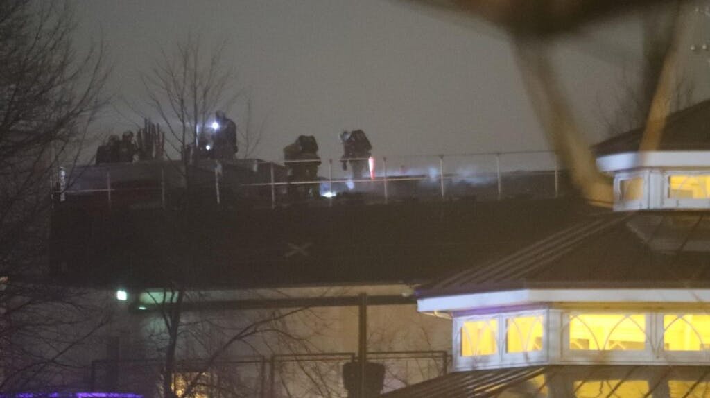 Brandvæsenet arbejder i Tivoli. 