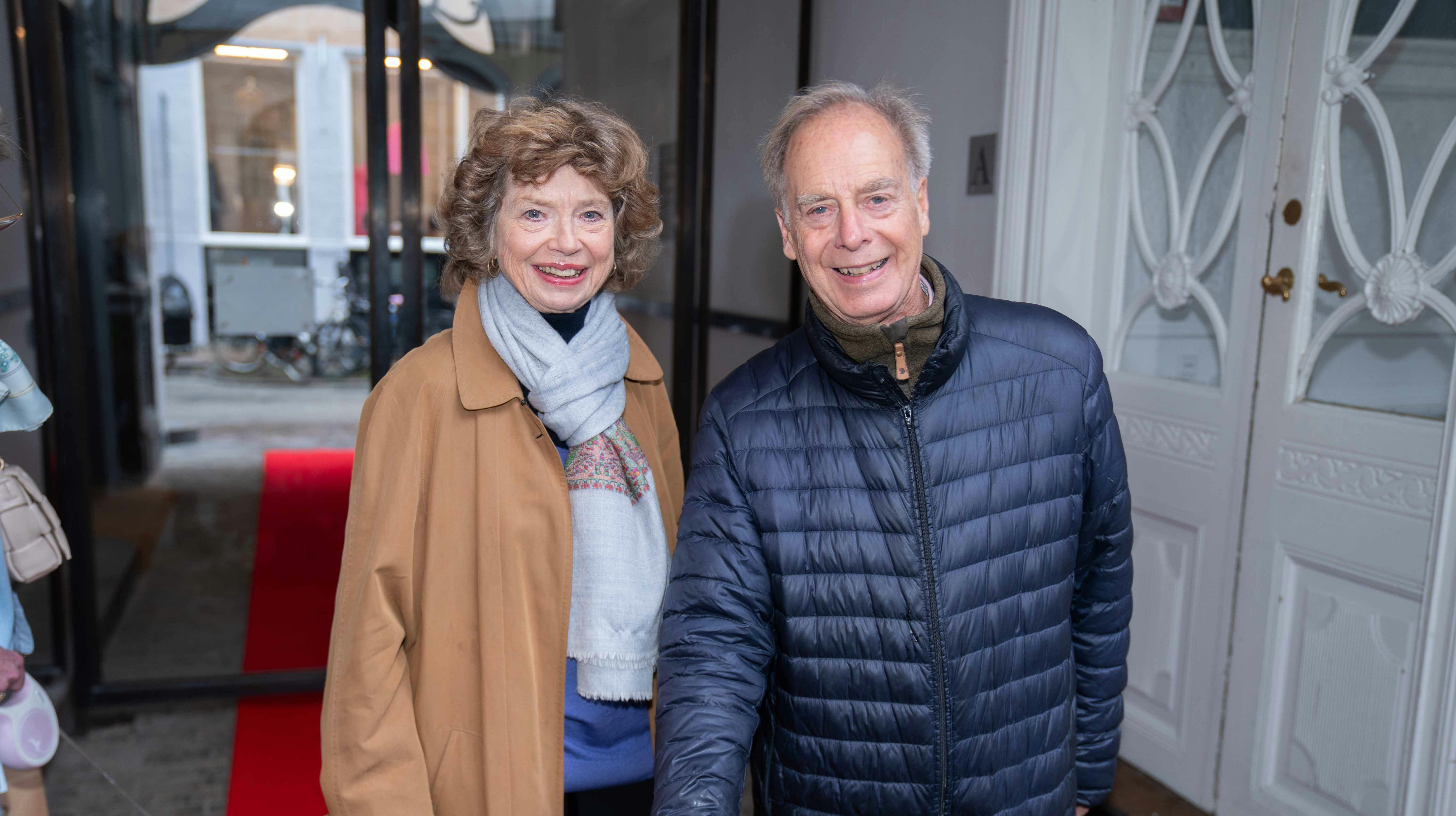 Joen Bille og hustruen Bente Scavenius var blandt den lille håndfuld, der fejrede årets sidste – og historiske – dag sammen med dronning Margrethe på Amalienborg.