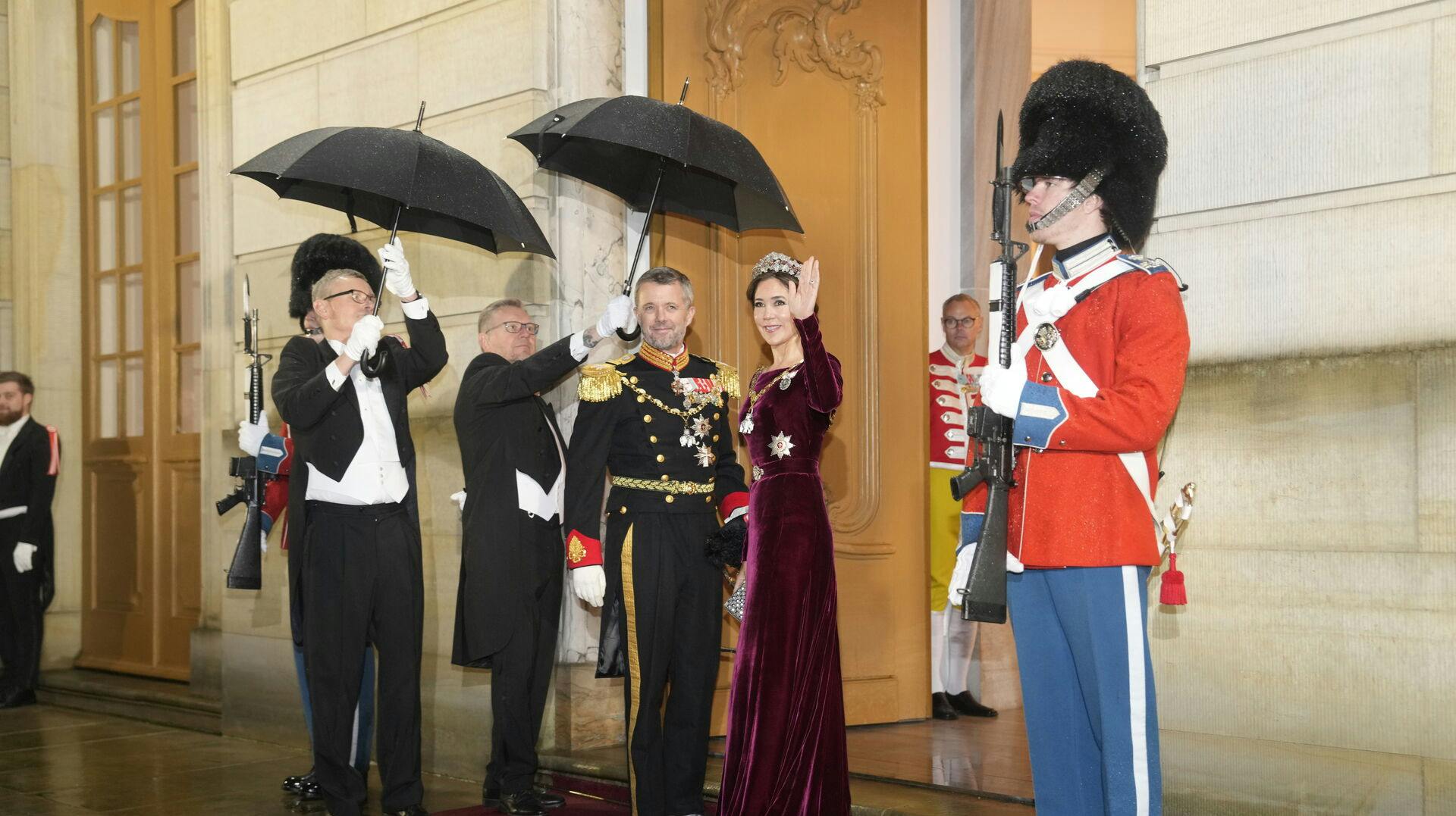 Kronprinsparret trodsede regnvejret, da de ankom til årets nytårstaffel på Amalienborg Slot.