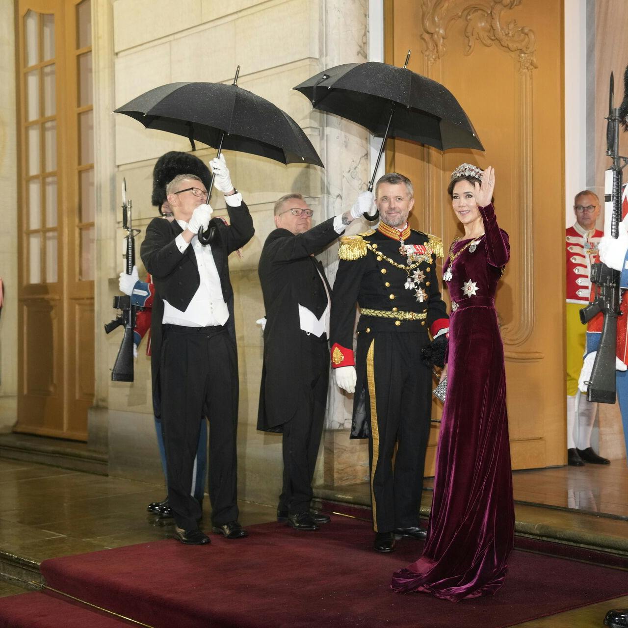 Kronprinsparret trodsede regnvejret, da de ankom til årets nytårstaffel på Amalienborg Slot.