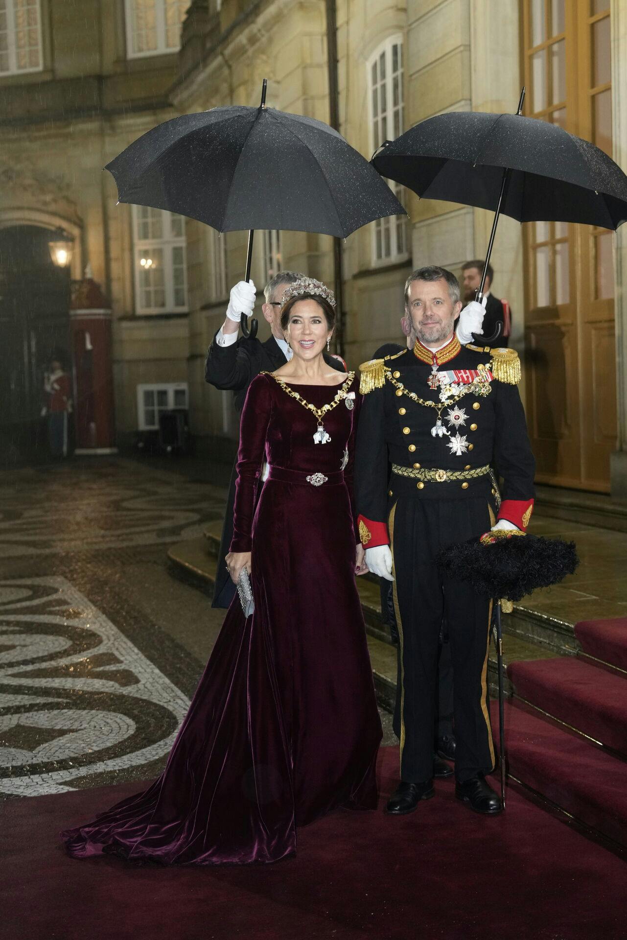 Kronprinsesse Mary og kronprins Frederik ved ankomst til Amalienborg mandag aften.