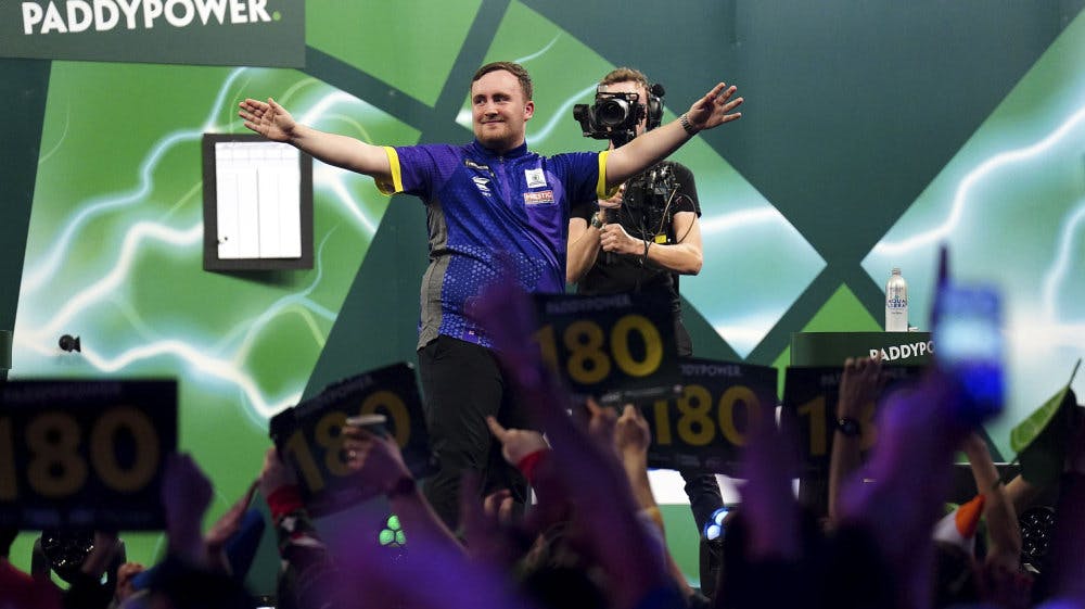 16-årige Luke Littler er klar til semifinalen ved VM i dart, hvor Rob Cross venter. (Arkivfoto). -