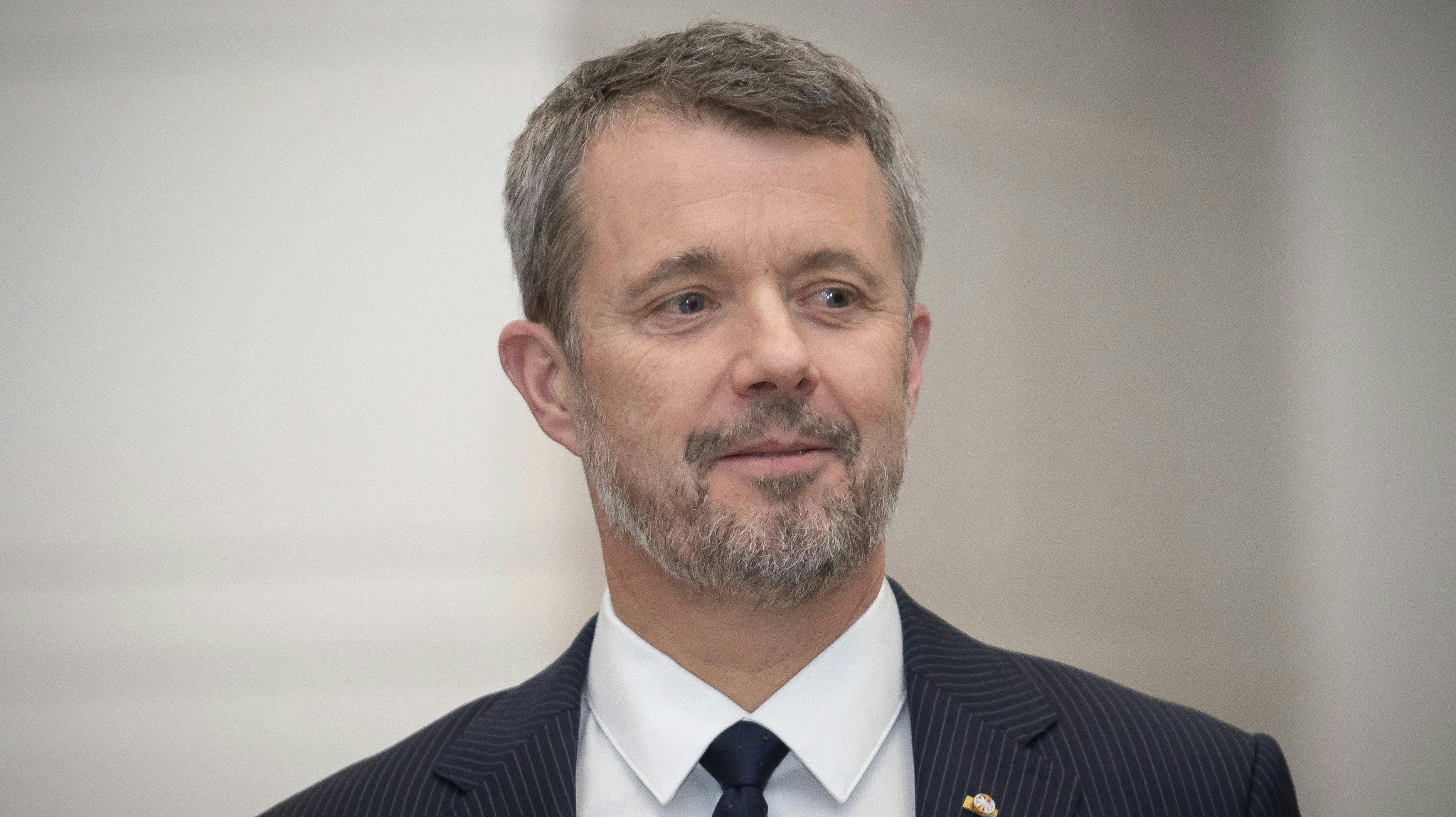 Kongehusekspert Søren Jakobsen er ganske overbevist om, at det nu er slut for kronprins Frederik at rende rundt med rullekuffert i Madrid.