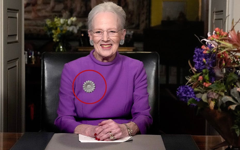 Dronning Margrethe havde iført sig smykker, der har en ganske særlig plads i hendes hjerte: Nemlig hendes margueritter-smykker, der tæller en broche og tilhørende ørestikker.&nbsp;