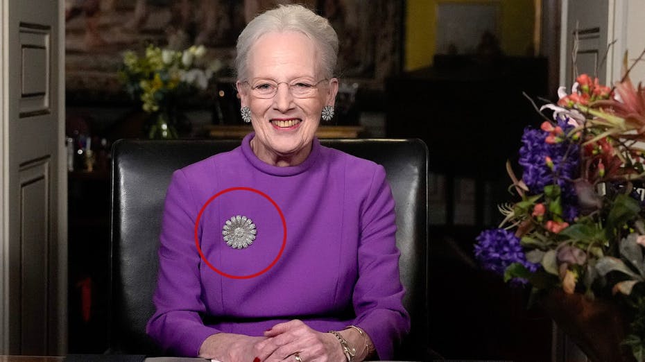 Dronning Margrethe havde iført sig smykker, der har en ganske særlig plads i hendes hjerte: Nemlig hendes margueritter-smykker, der tæller en broche og tilhørende ørestikker. 