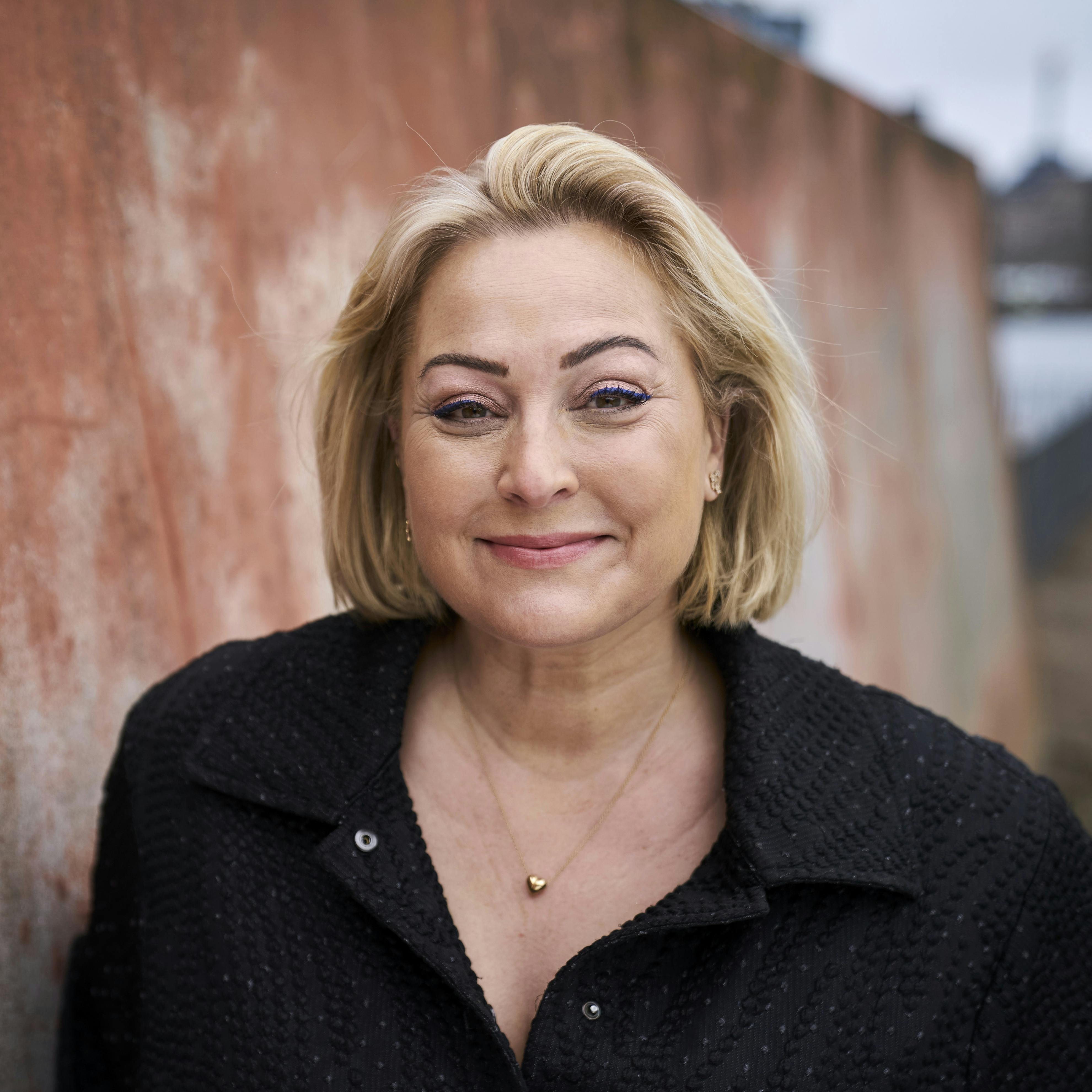 Opgave: Interview med Stéphanie Surrugue, som er aktuel i DR-programmet ”Danskere i verden”. Tid og sted: Cafe Alma, Isafjordsgade 7, 2300 København. Klokken 10. Fotos: Inde, ude, portræt, helfigurStraksfoto: NejJournalist: Laura Dalgård Hansen/Billed BladetFotograf: Søren Jul Lamberth/Aller foto og Video