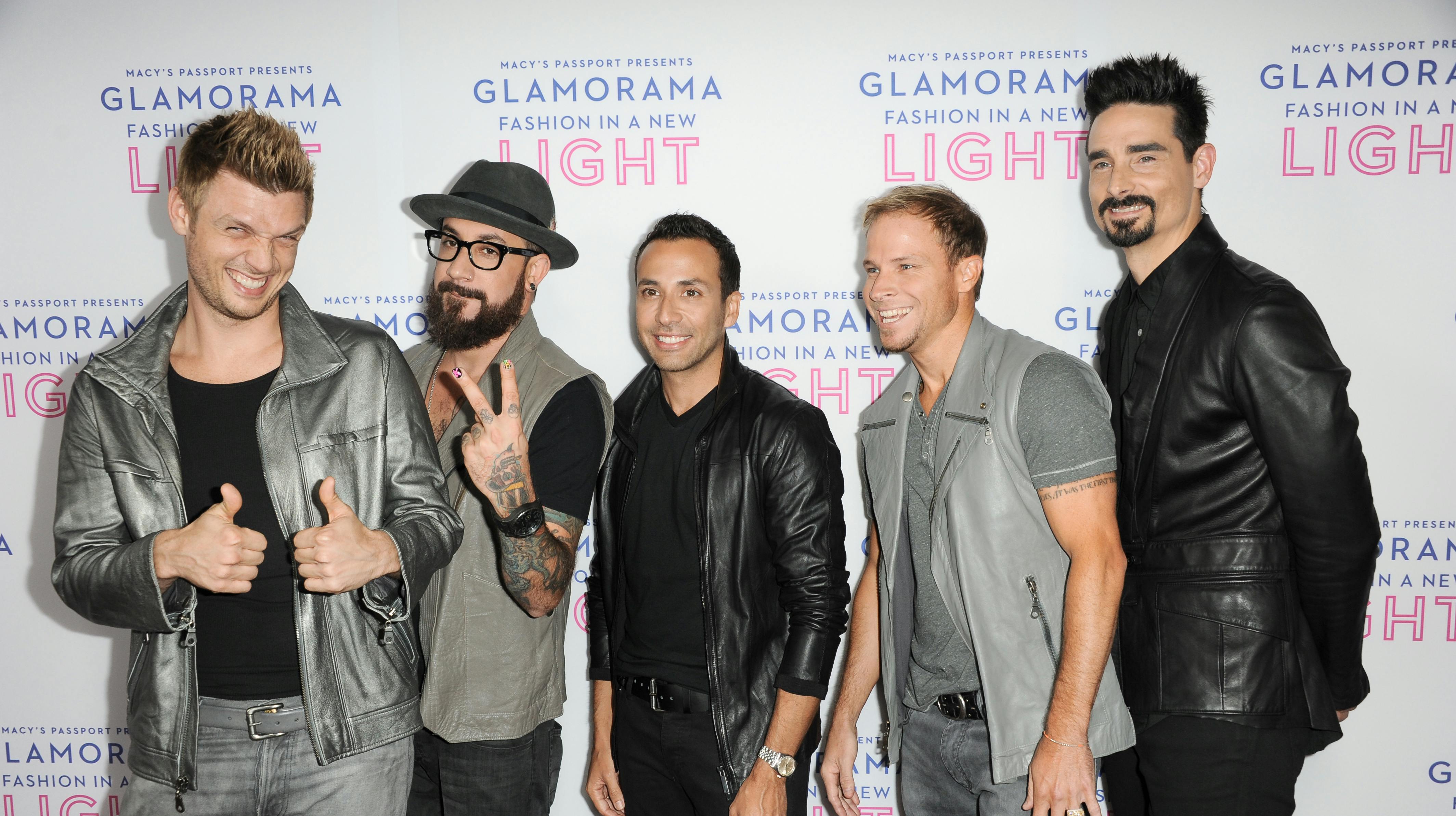 AJ (nummer to fra venstre) sammen med resten af Backstreet Boys-bandet.