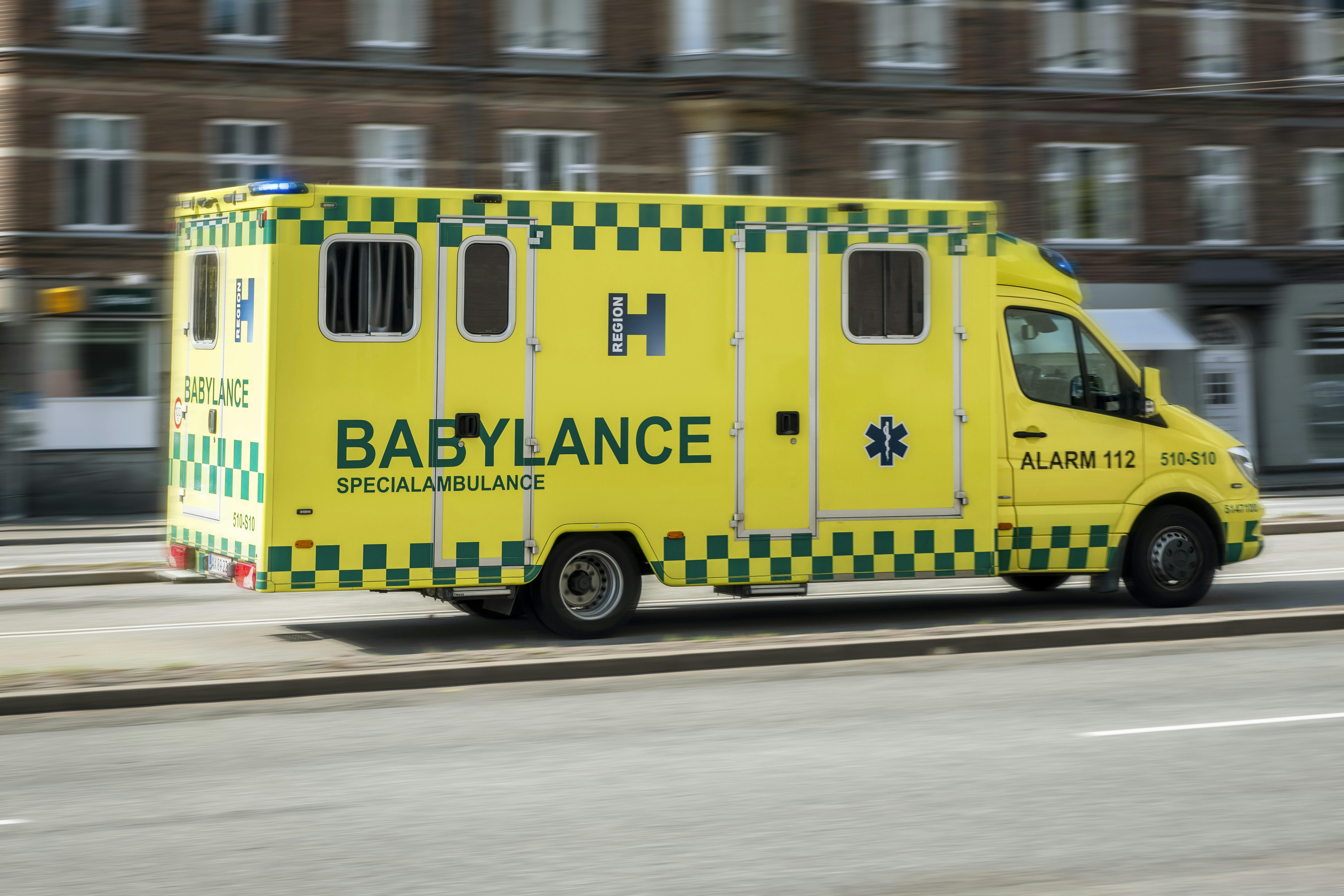 Babylance fra Region H i fart, Alarm 112. Babylancen er specialdesignet ud fra de erfaringer, man har i Region Hovedstaden med akuttransport af syge børn