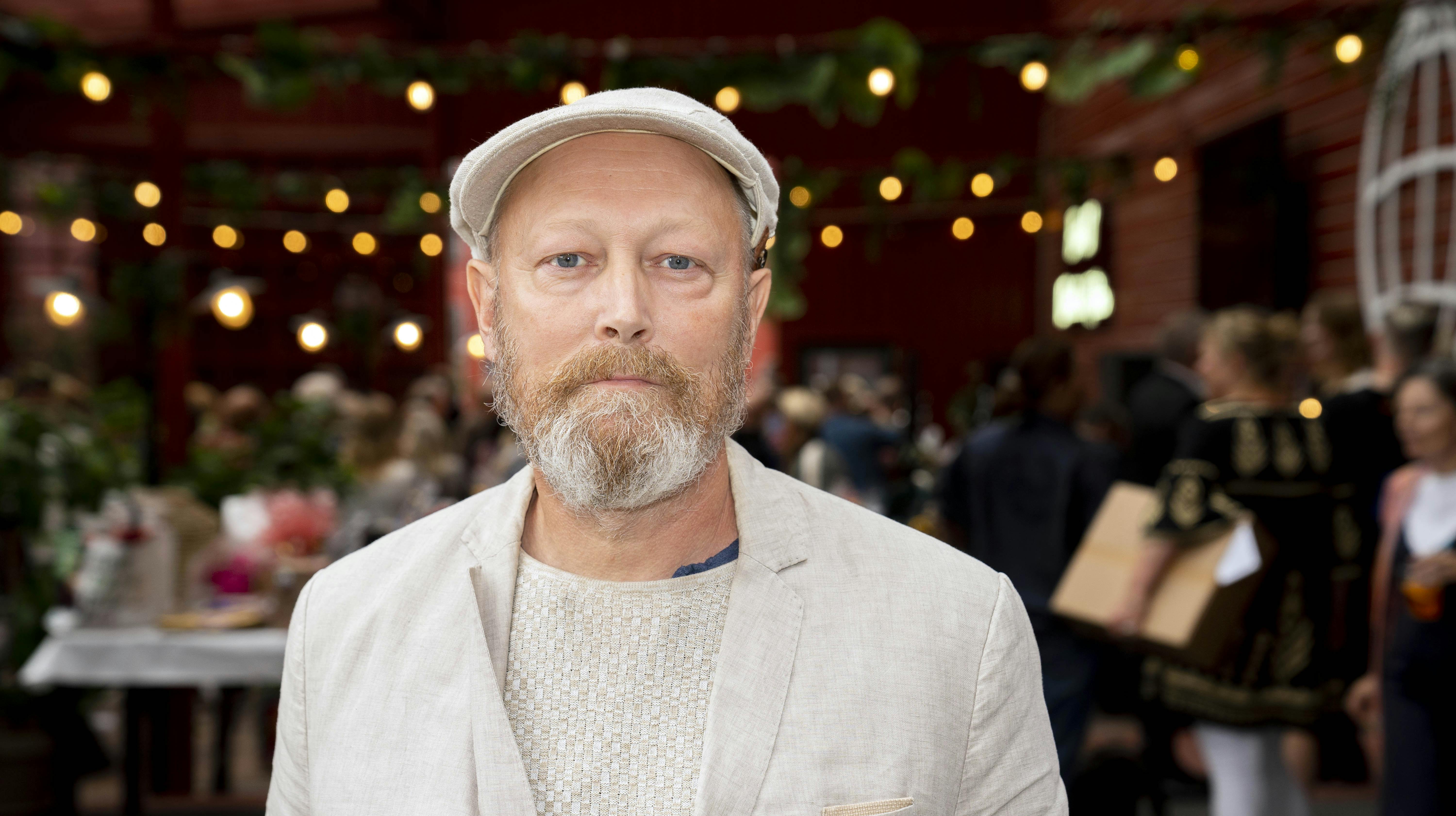 I nyt TV 2-program fortæller Lars Mikkelsen ærligt om sin opvækst, som har været med til at forme ham på godt og ondt.