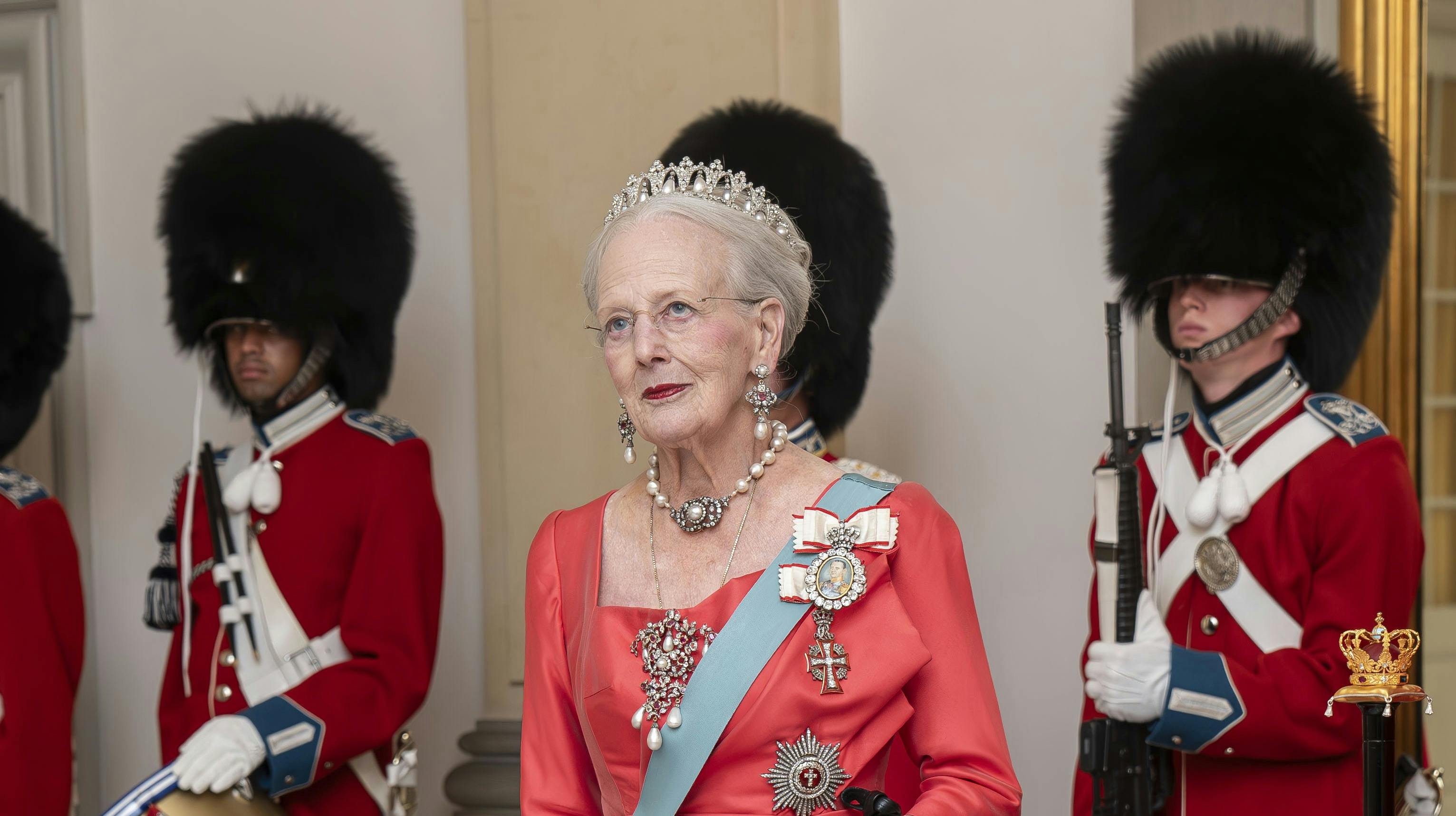 Efter 52 år trækker dronning Margrethe sig. Hun er 83 år gammel og overtog tronen, da hun var 31 år.