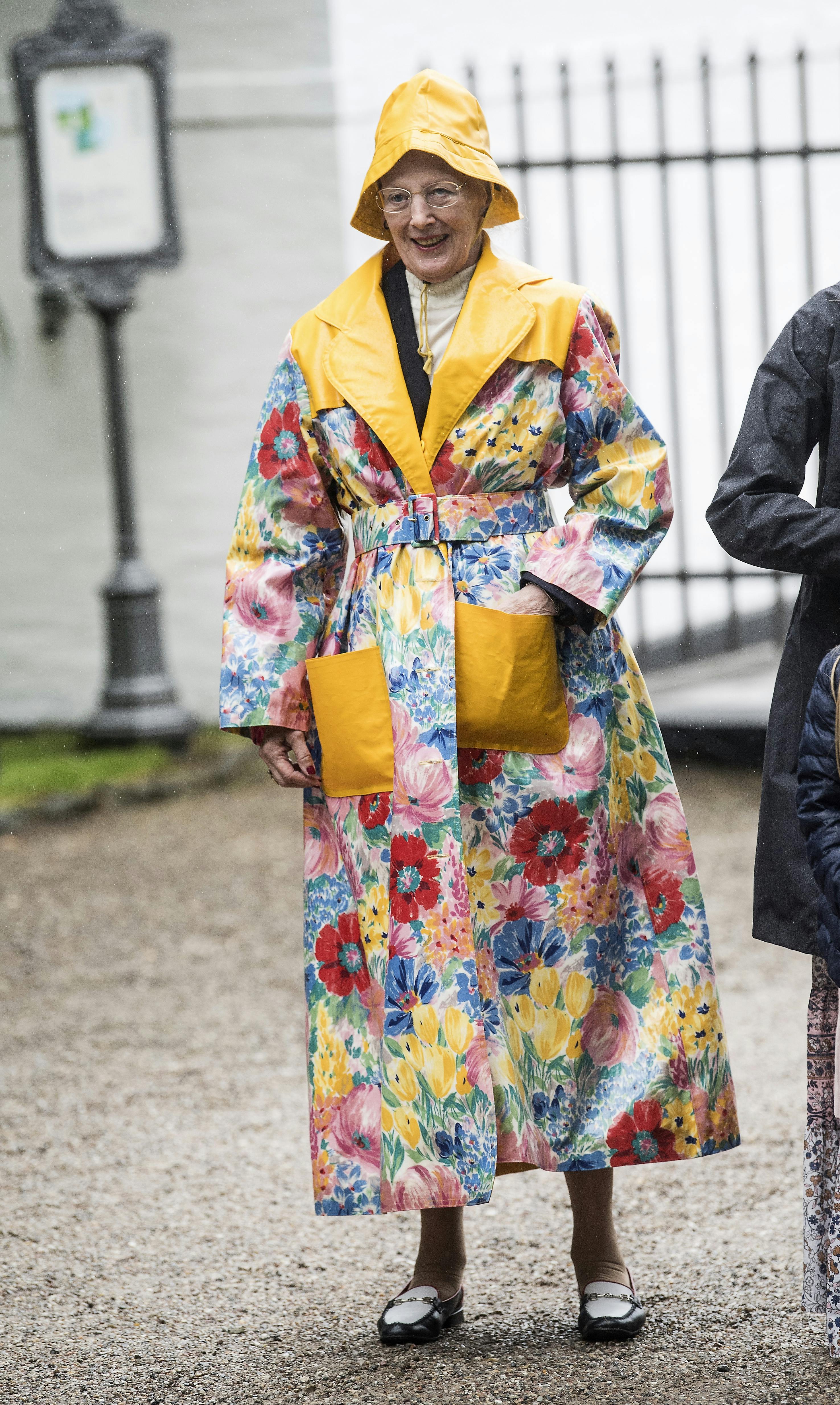 Dronning Margrethe i sin blomstrede regnfrakke i 2017 i Gråsten. Den er syet af en voksdug, som er købt i England 20 år før.