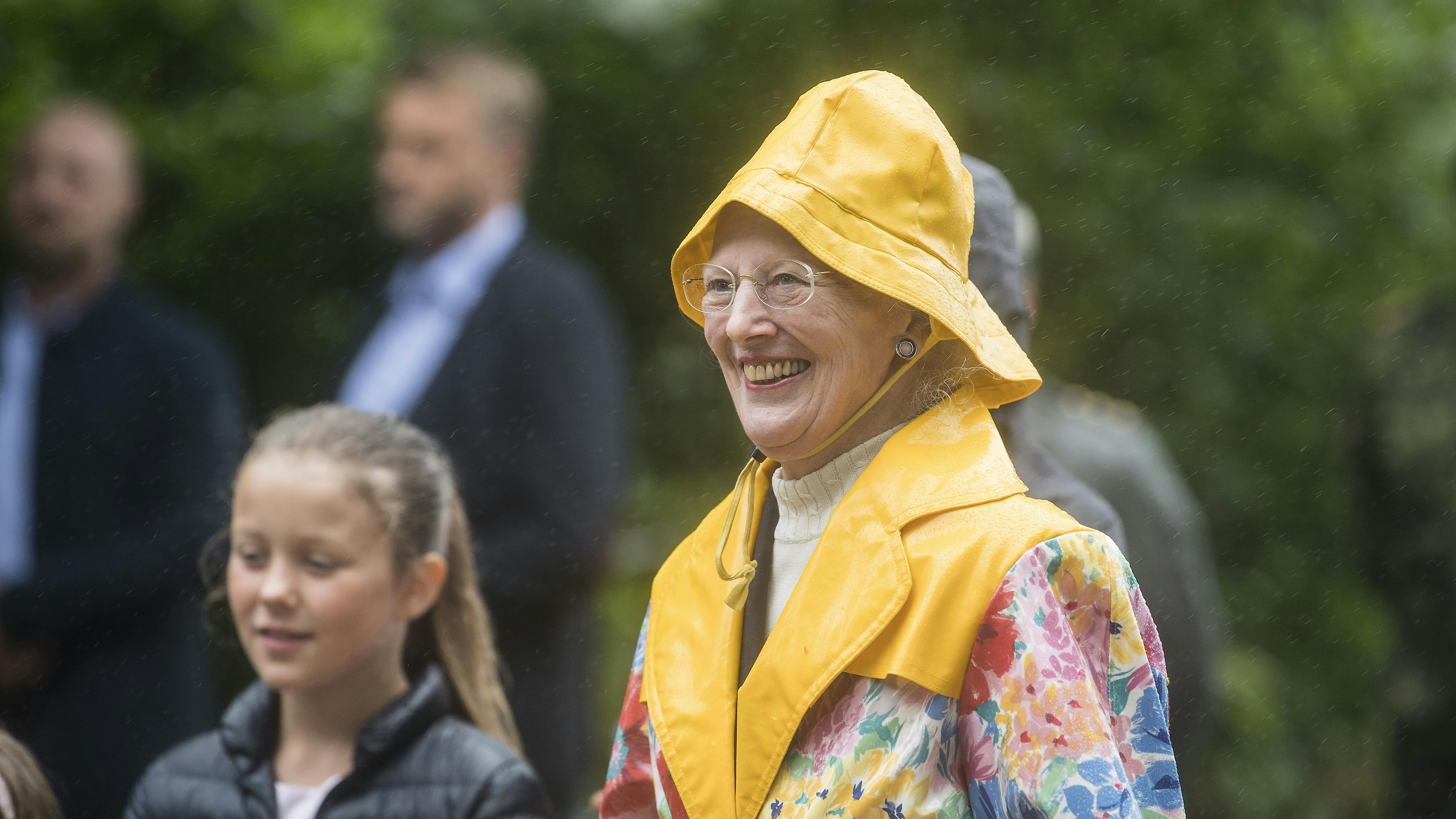 Efter seks år er dronning Margrethes regnjakke nu kommet i Vogue.