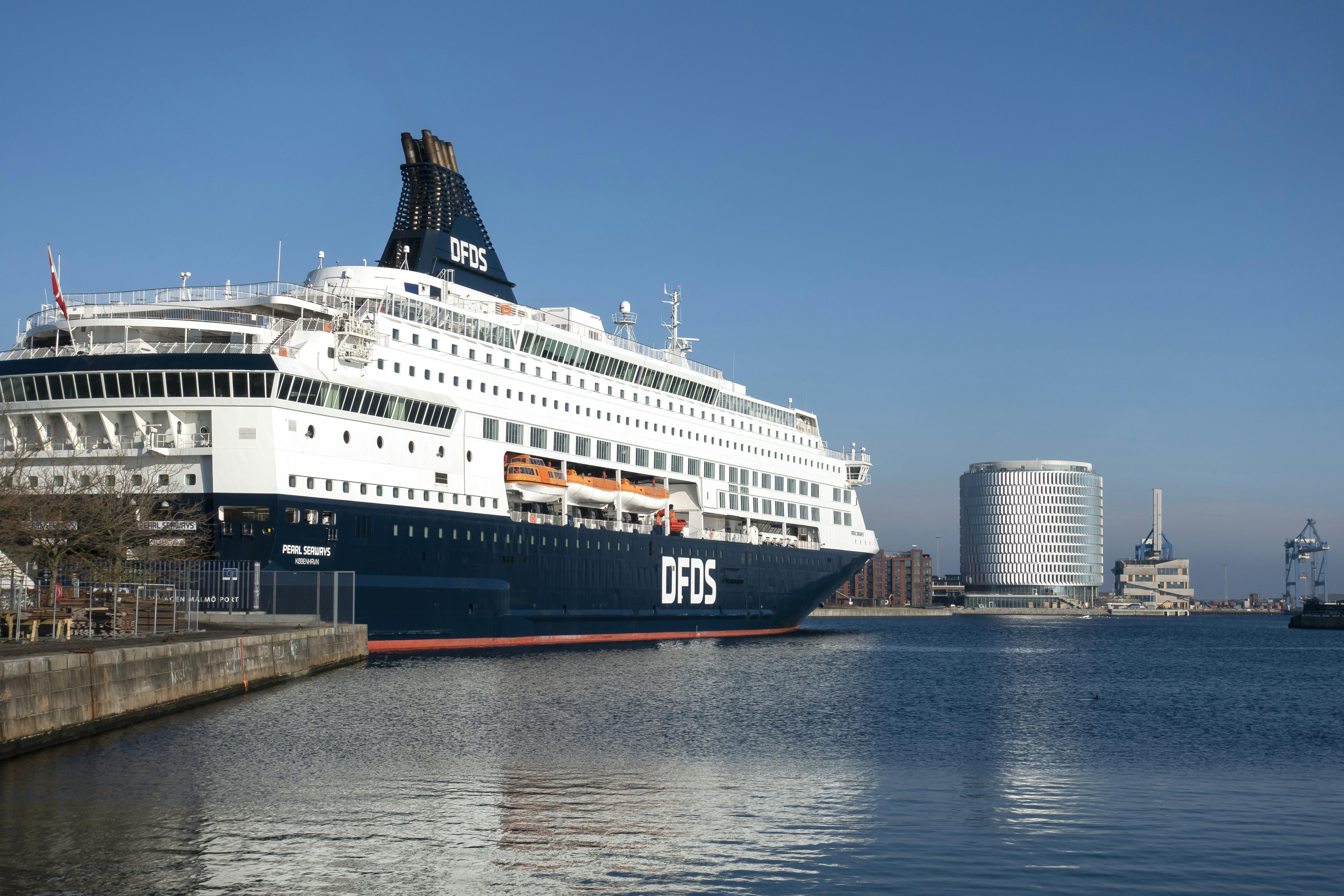 Den DFDS-færge, der sejler fra Oslo til København, kan ikke lægge til grundet vejret.&nbsp;