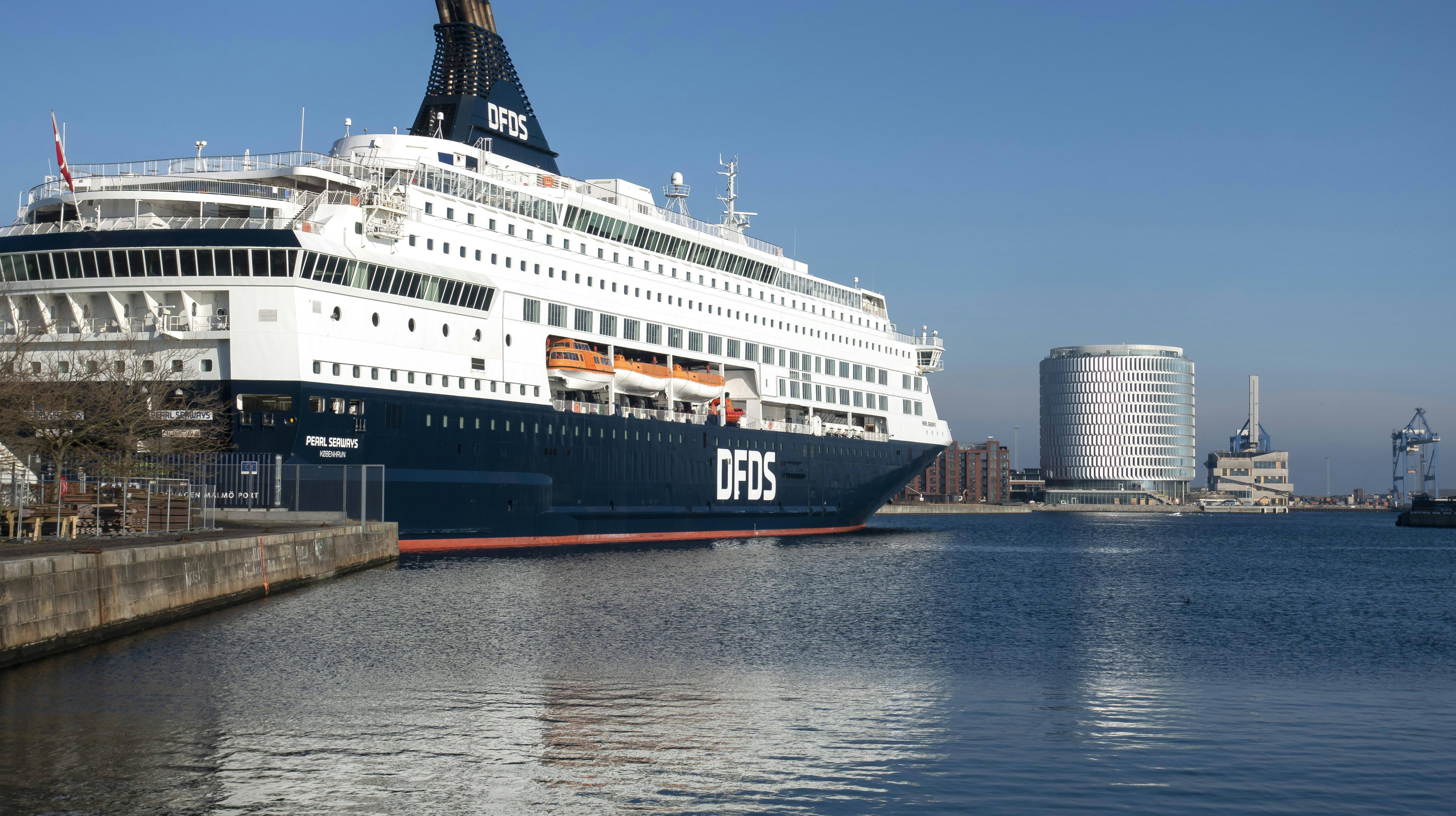 Den DFDS-færge, der sejler fra Oslo til København, kan ikke lægge til grundet vejret. 
