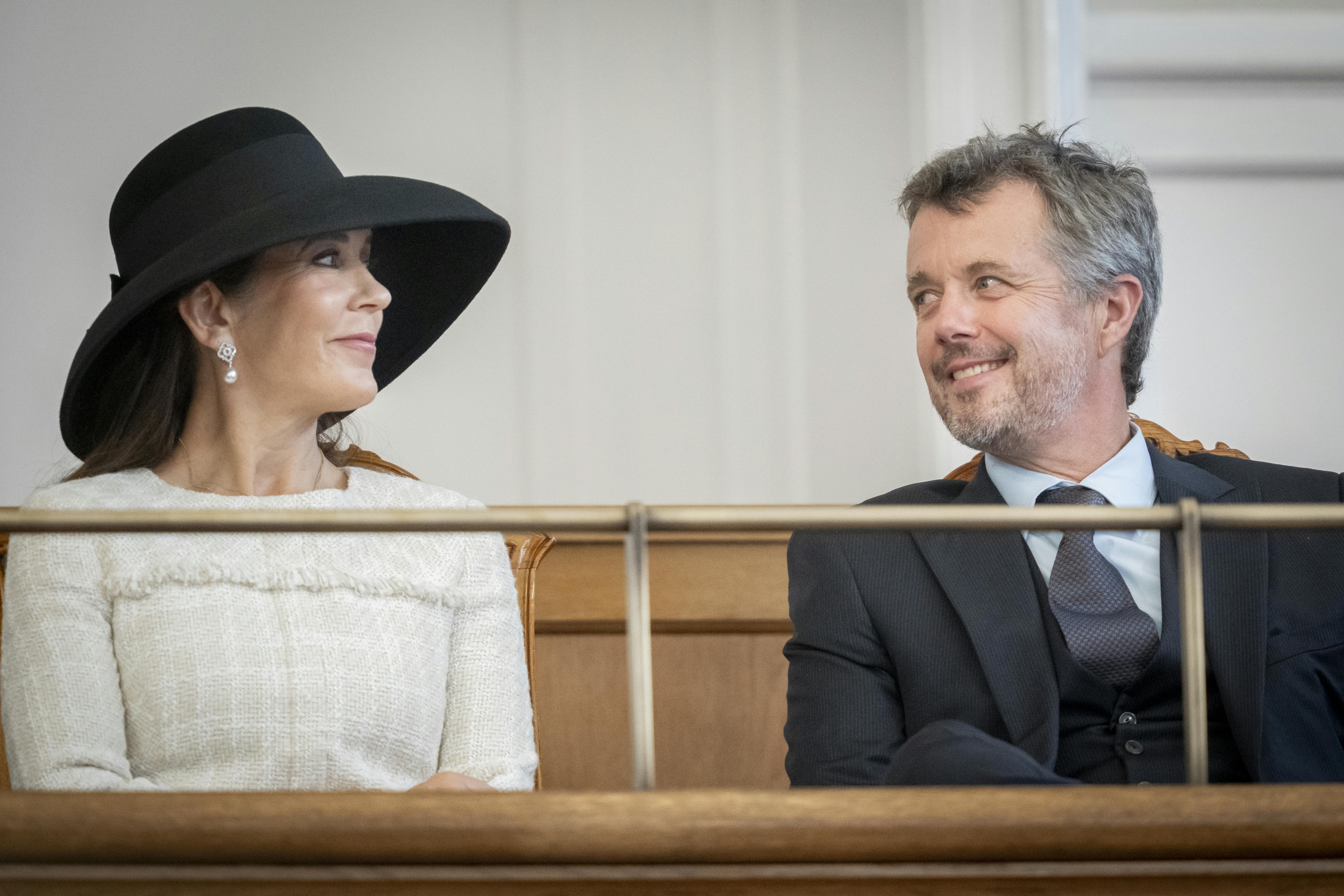 Kronprins Frederik og kronprinsesse Mary under Folketingets åbning på Christiansborg i København, tirsdag den 3. oktober 2023. Folketingets åbning er begyndelsen på et nyt folketingsår. (Foto: Mads Claus Rasmussen/Ritzau Scanpix)