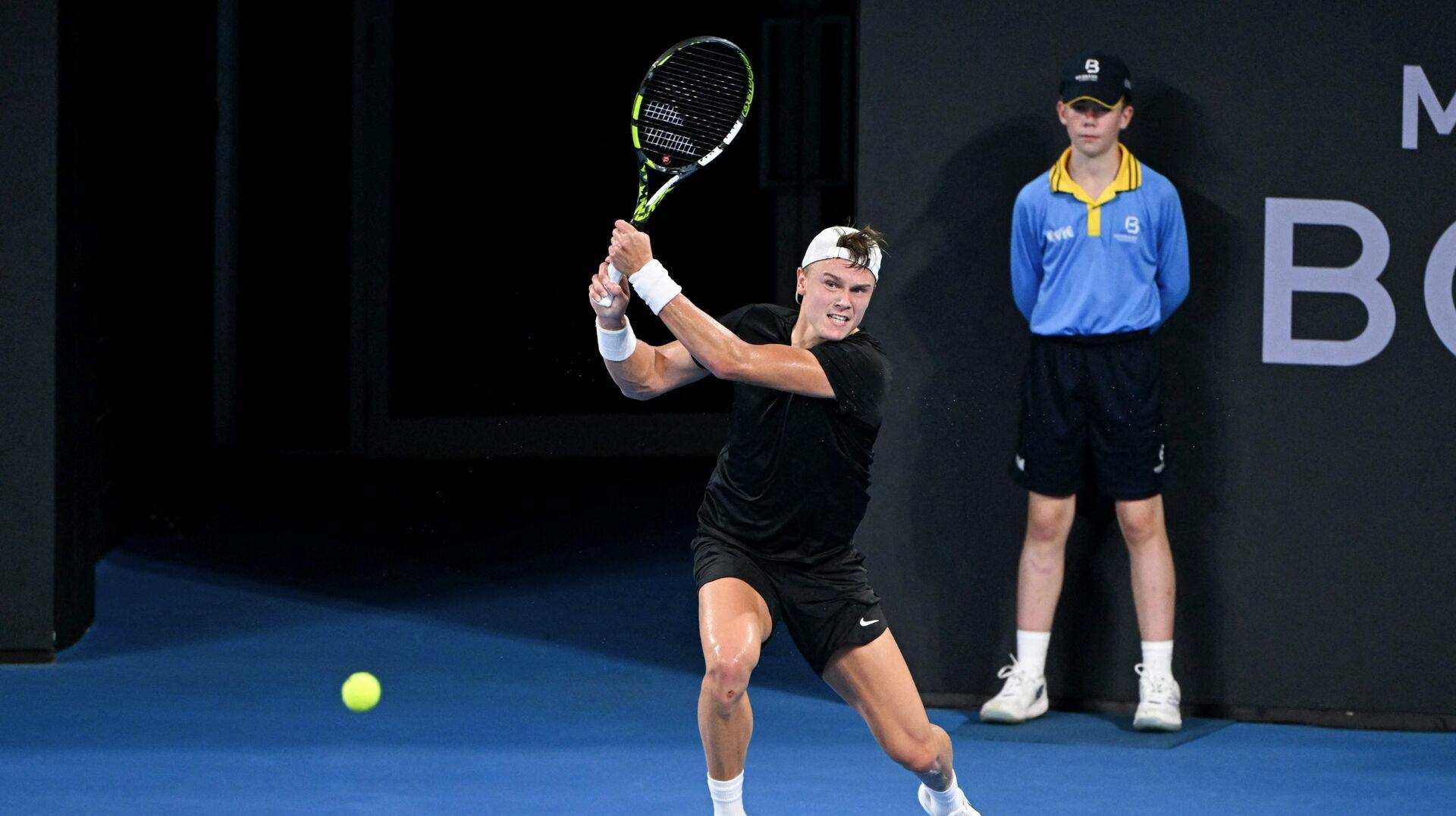 Det var en varm og fugtig aften i Brisbane, men Holger Rune lykkedes alligevel med at holde hovedet iskoldt, da det gjaldt. 