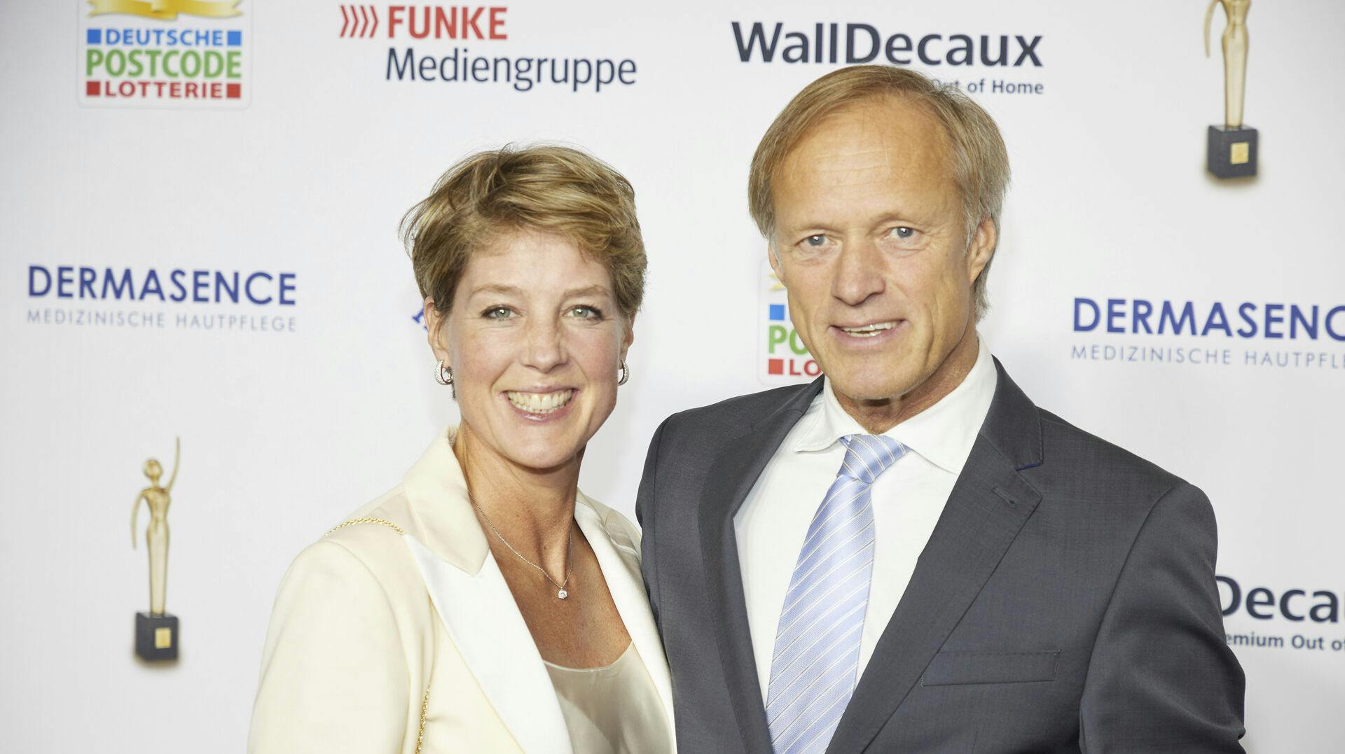 11 October 2023, Hamburg: Gerhard Delling and partner Christina Block arrive at the galla "Die Goldene Bild der Frau" at the Stage Theater Neue Flora. Photo by: Georg Wendt/picture-alliance/dpa/AP Images