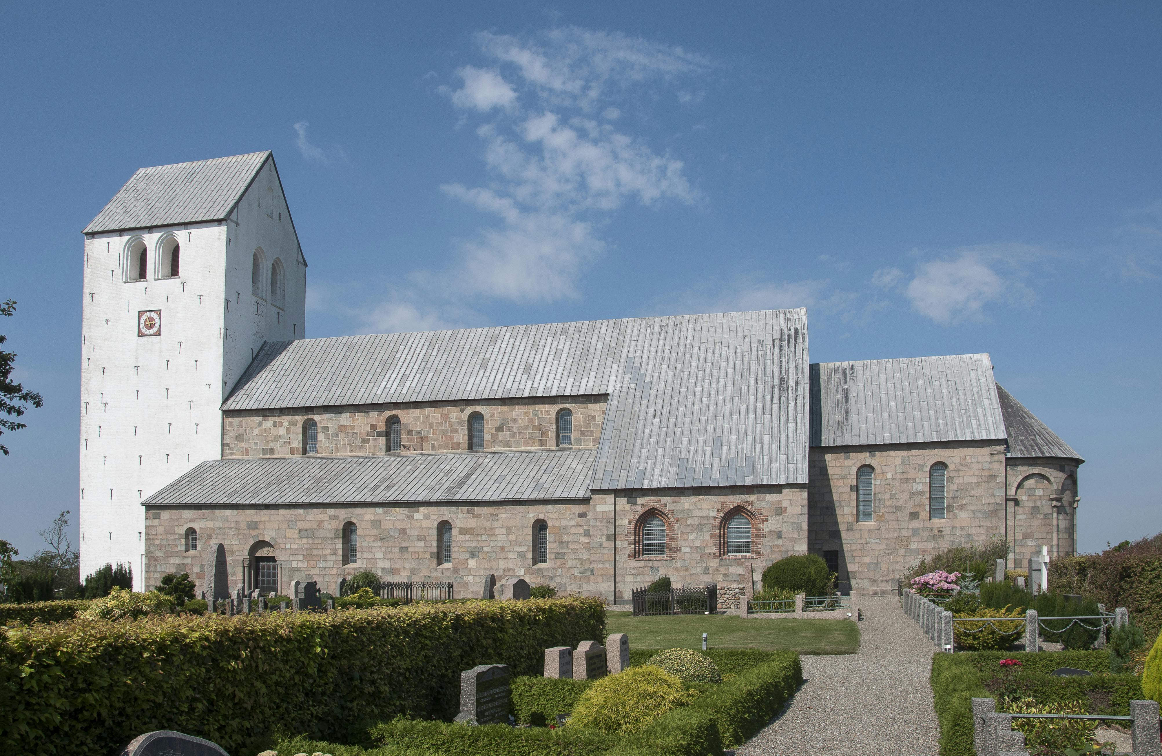 Nordens største landsbykirke, oprindelig klosterkirke. Kanonisk solur, som der kun findes 2 tilsvarende af i hele Europa. Orgel med 52 stemmer, som kan opleves ved de mange kirkekoncerter. Historie: Til kirken knytter sig sagnet om Liden Kirsten og Prins Buris, en ulykkelig kærlighedshistorie.