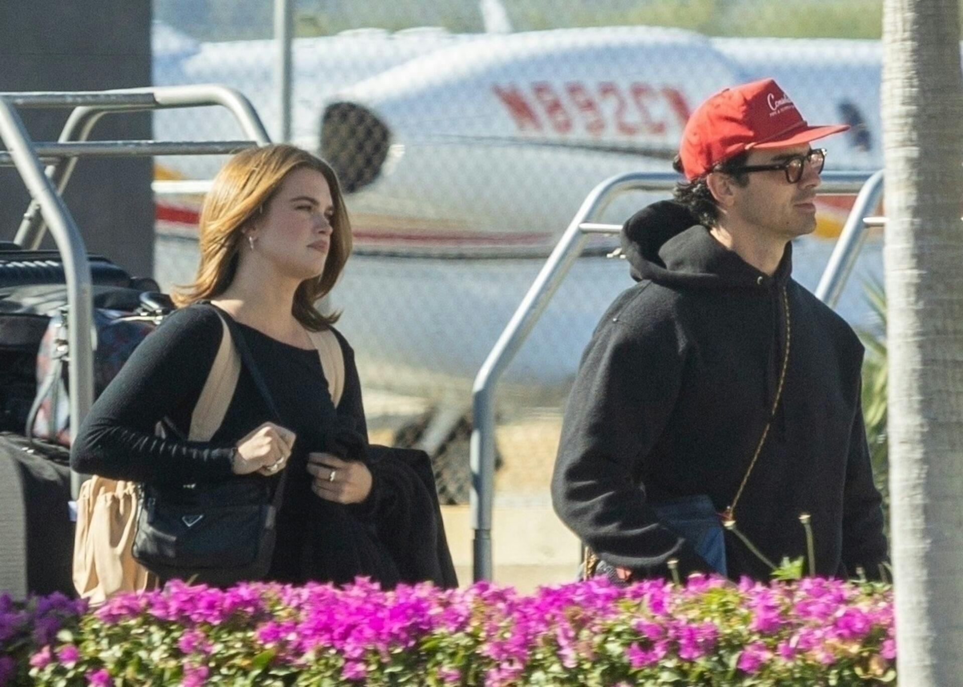 Joe Jonas ankommer til lufthavnen i Carbo, Mexico med den amerikanske model Stormi Bree.