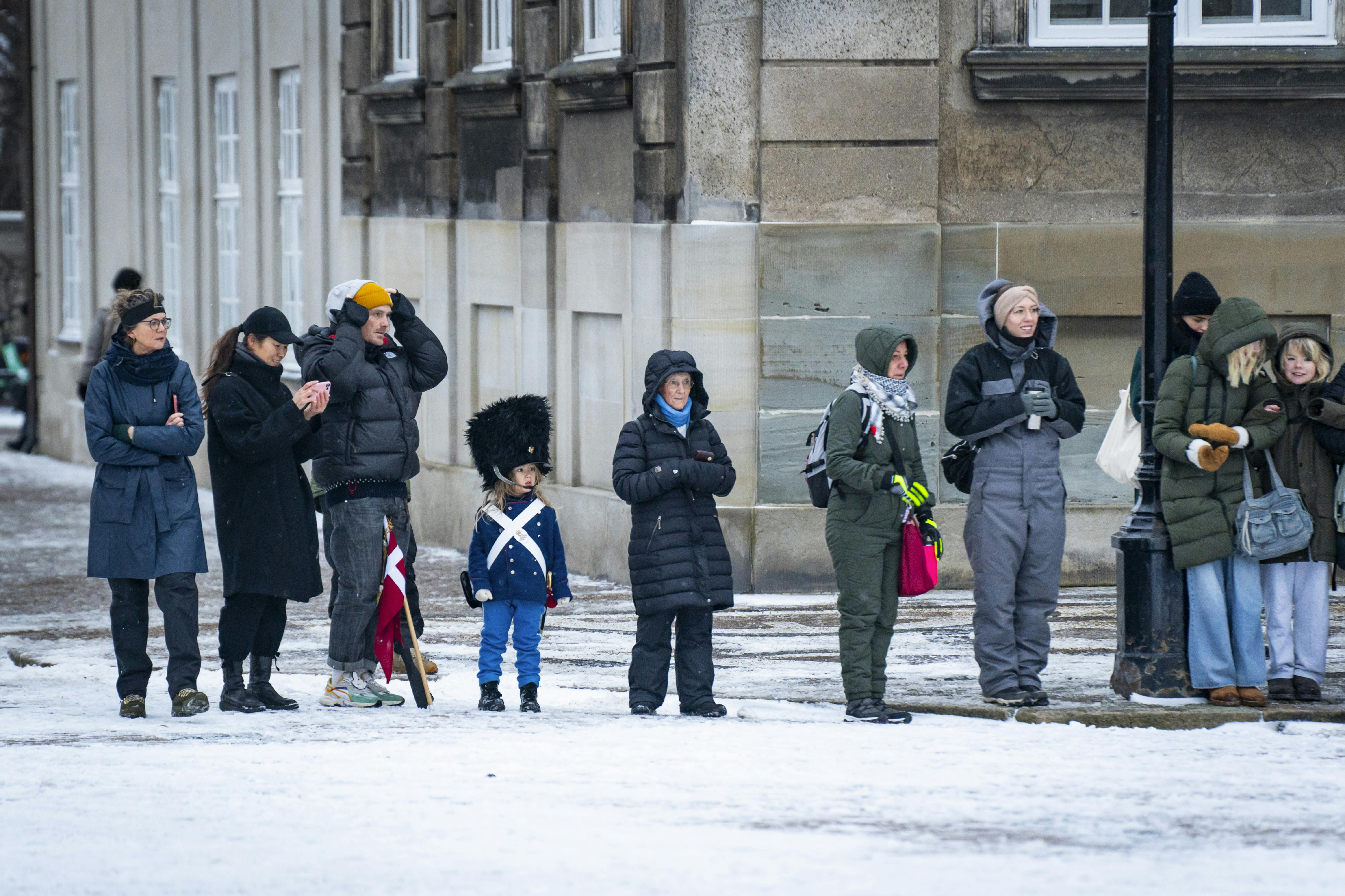 Både bjørneskindshuer, kaffe og flyverdragter skulle der til for at holde varmen, da dronning Margrethe torsdag formiddag kørte gennem et sneklædt København. 