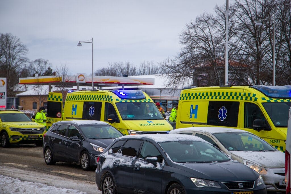 Et sammenstød mellem tre biler har sendt flere ambulancer til et kryds i Albertslund.
