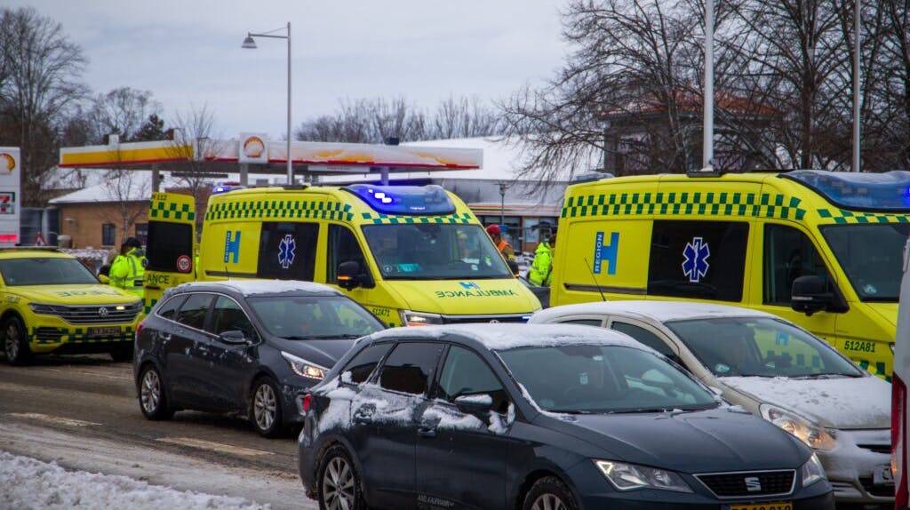 Et sammenstød mellem tre biler har sendt flere ambulancer til et kryds i Albertslund.