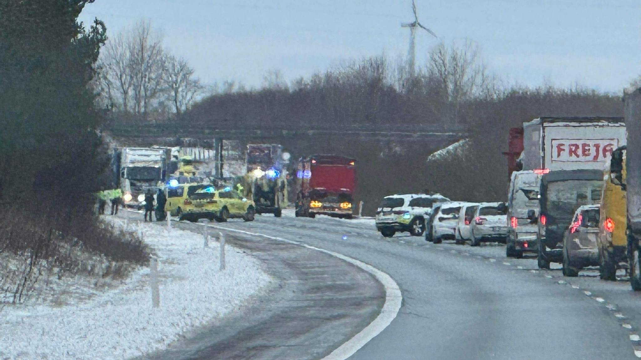 En 61-årig kvinde er hentet med helikopter på rute 18 nord for Herning.
