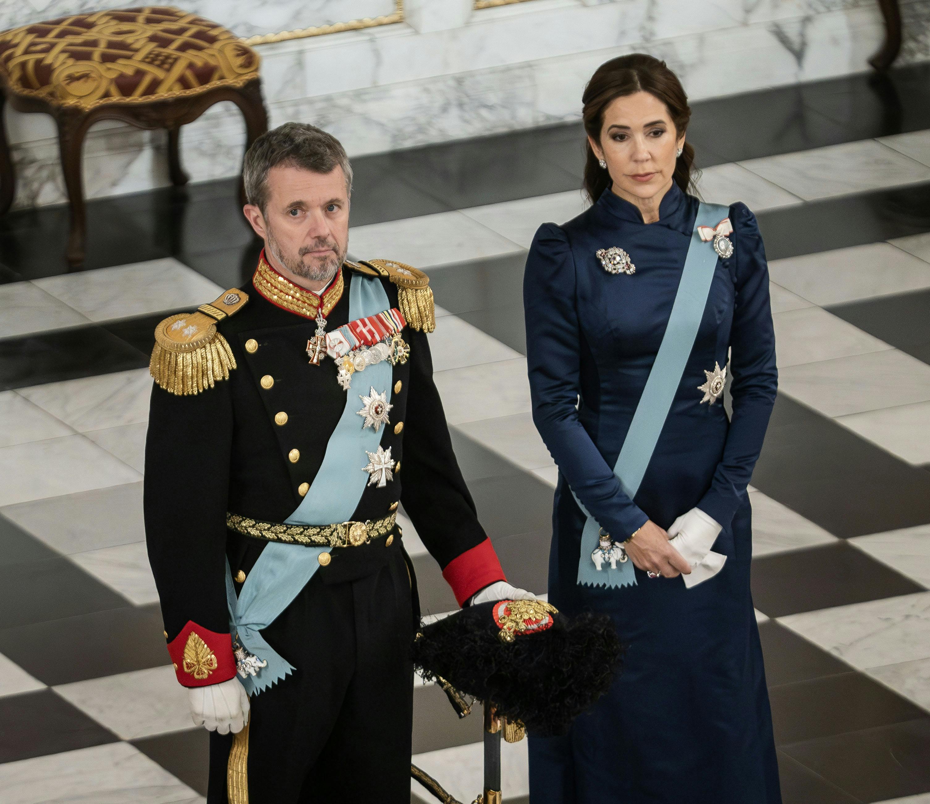 Dronning Margrethe afholder nytårskur for det diplomatiske korps. Her lytter kronprinsparret og dronning Margrethe til det diplomatiske korps' Doyennes tale.