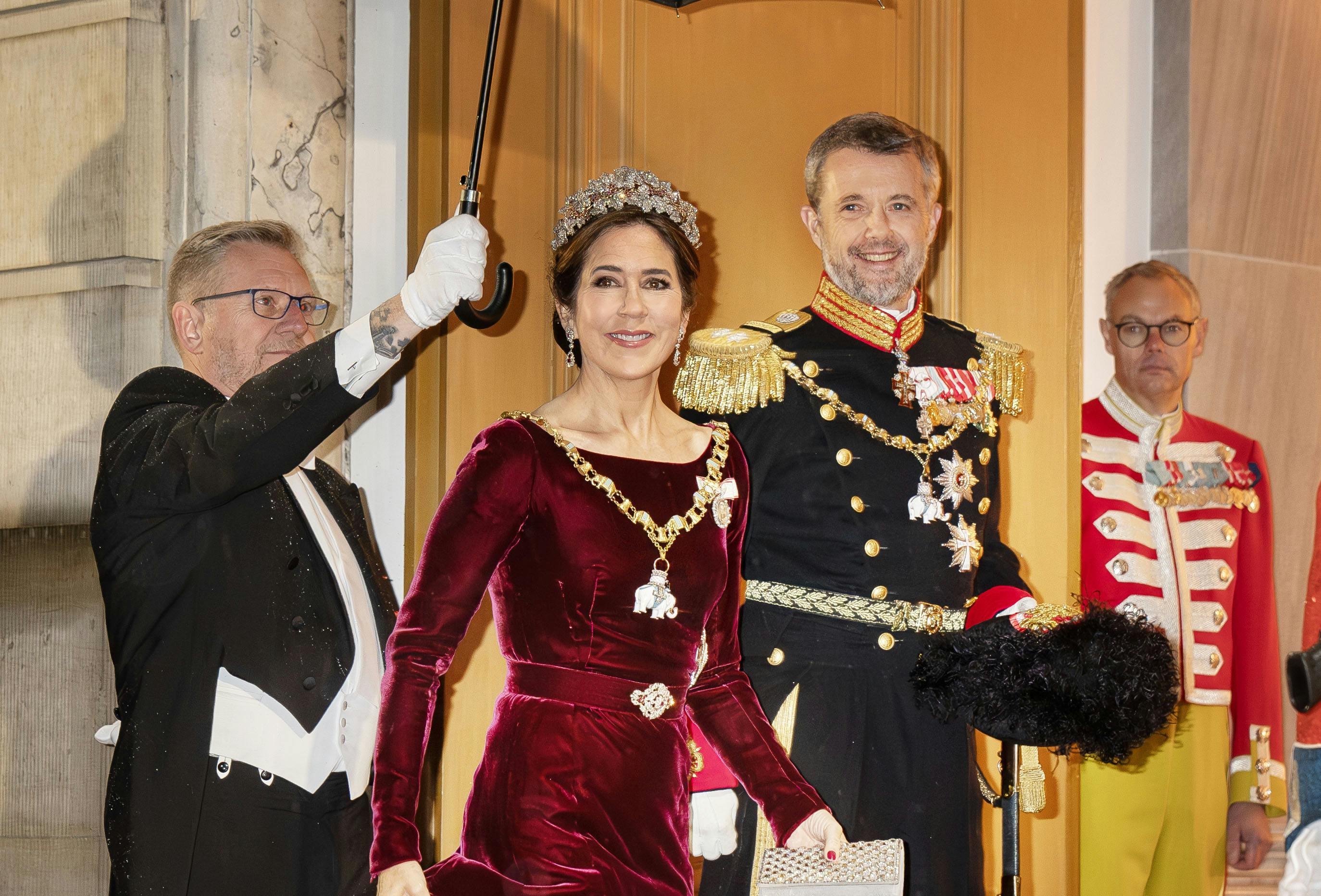 Hele syv gange er kronprinsesse Mary blevet set i denne rubinrøde kjole. 