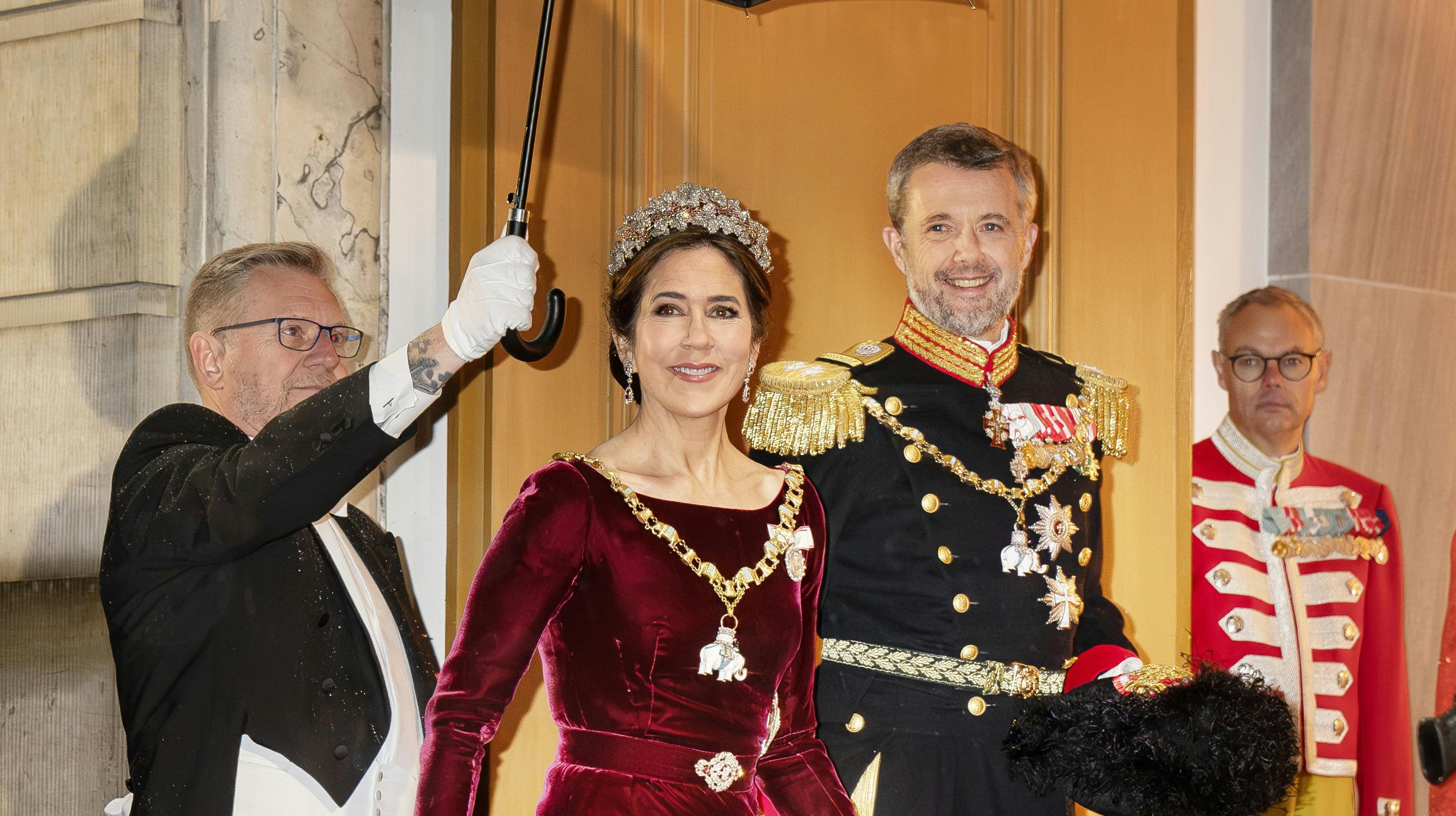 Hele syv gange er kronprinsesse Mary blevet set i denne rubinrøde kjole.