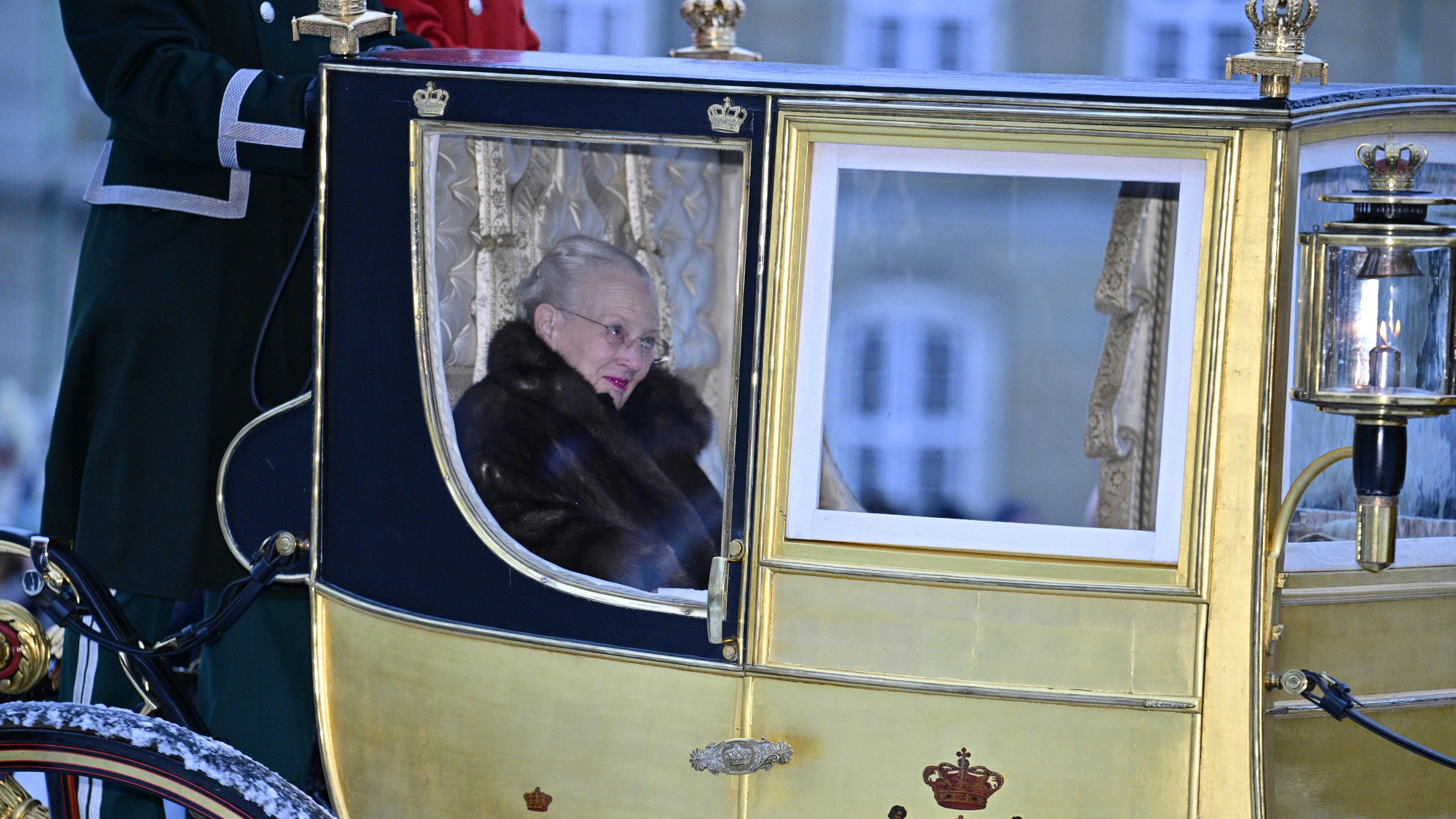 Karetturen går fra Amalienborg til Christiansborg og er en tradition.