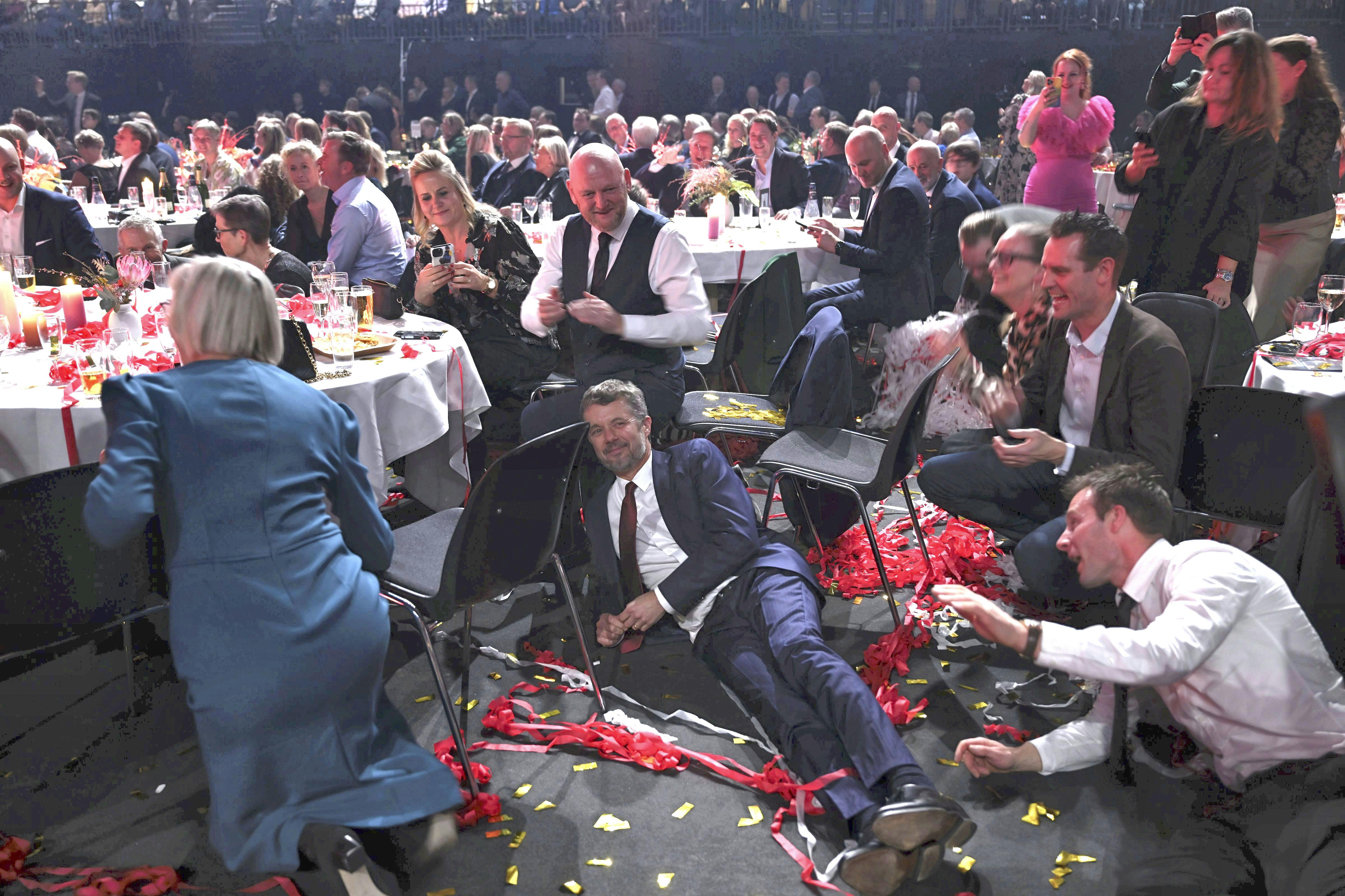 Kronprins Frederik ligger på gulvet til Sport 2022 under Benjamin Hav sang lige som alle andre skulle