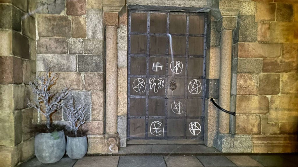 Danmarks største landsbykirke Vestervig Kirke har været udsat for hærværk. 