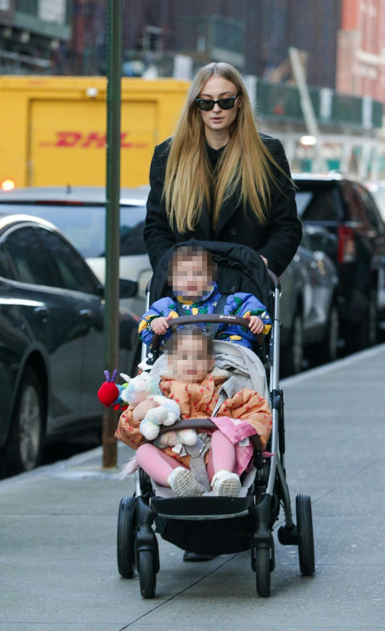 Sophie Turner med sine to små døtre på en gåtur i New York City. Turner har de seneste måneder lånt veninden Taylor Swifts lejlighed i den amerikanske storby, mens hun slås om forældremyndigheden over døtrene med sin eksmand, Joe Jonas.