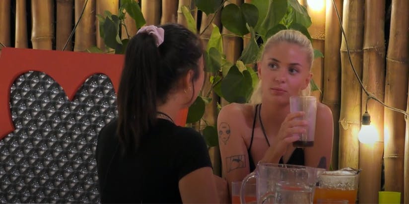 - Du kan godt lide at blive domineret, når du er sammen med en pige, rammer Sarah Dohn plet i sin flirten med Rosa Hatting på "Paradise Hotel".