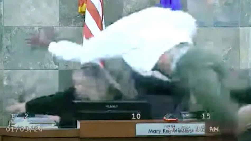 Her kaster manden sig over dommeren.