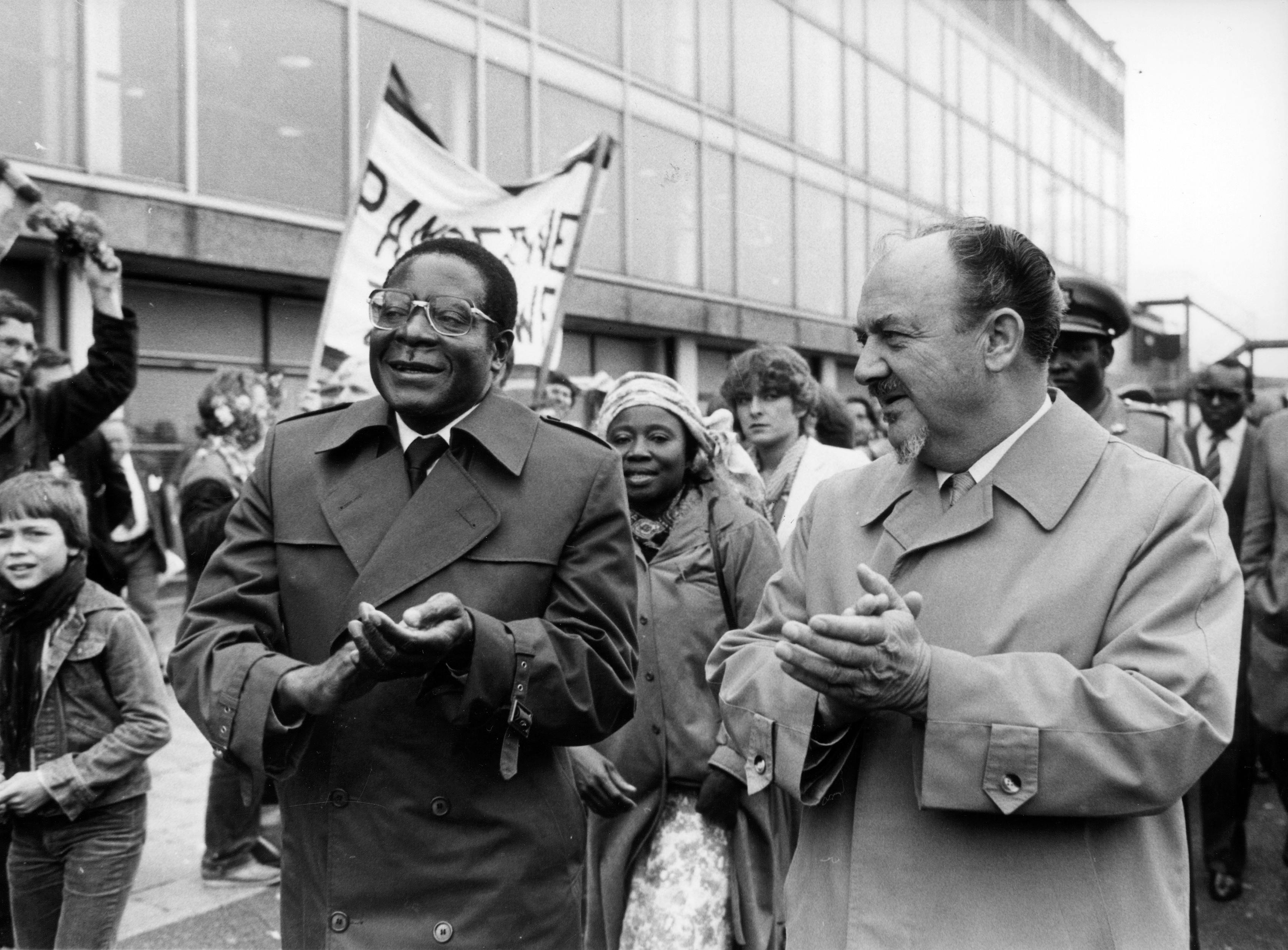ROBERT MUGABE, ZIMBABWES PREMIERMINISTER, OG ANKER JØRGENSEN 1981