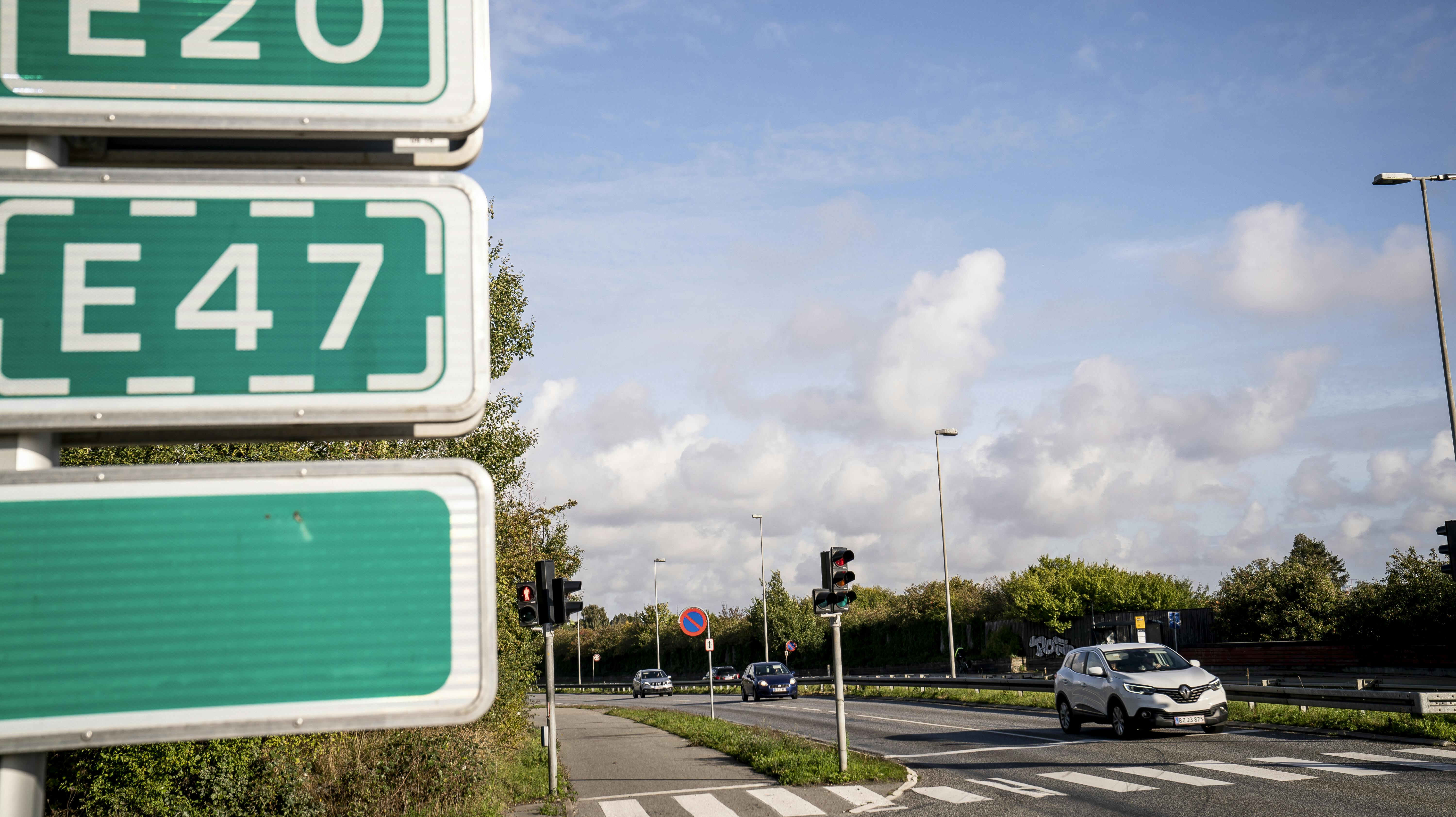 Store mængder sne og regn har skabt kaos på motorvejene i Danmark. 