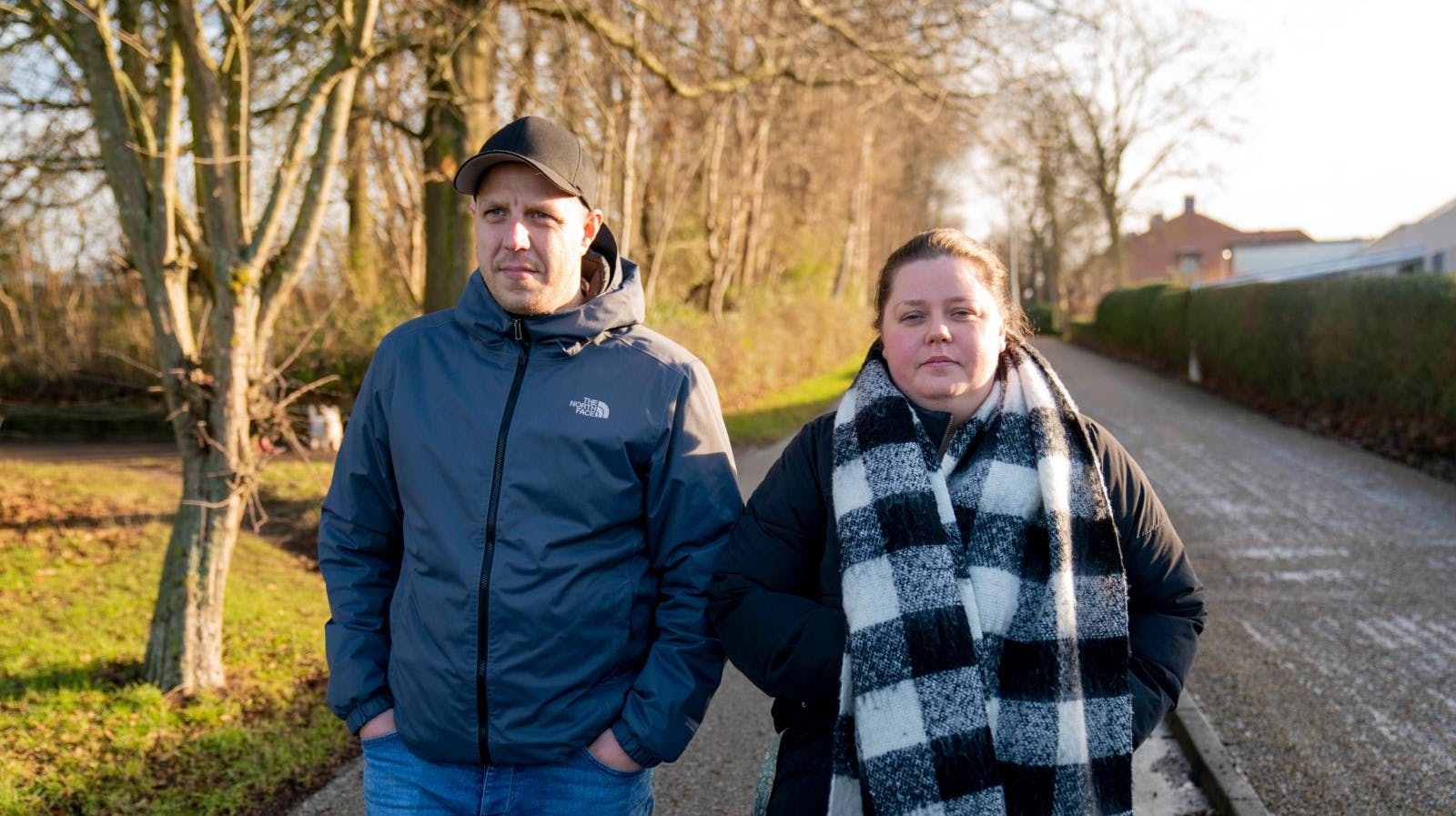 Simone og Kimmy ønsker kontakt til deres afdøde bror via Ude og Hjemmes clairvoyant, Selma Ambirk.