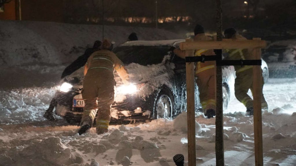 Det er ikke sikkert, at du hurtigt kan få hjælp, hvis du ender i grøften eller sidder fast i sneen i dag.