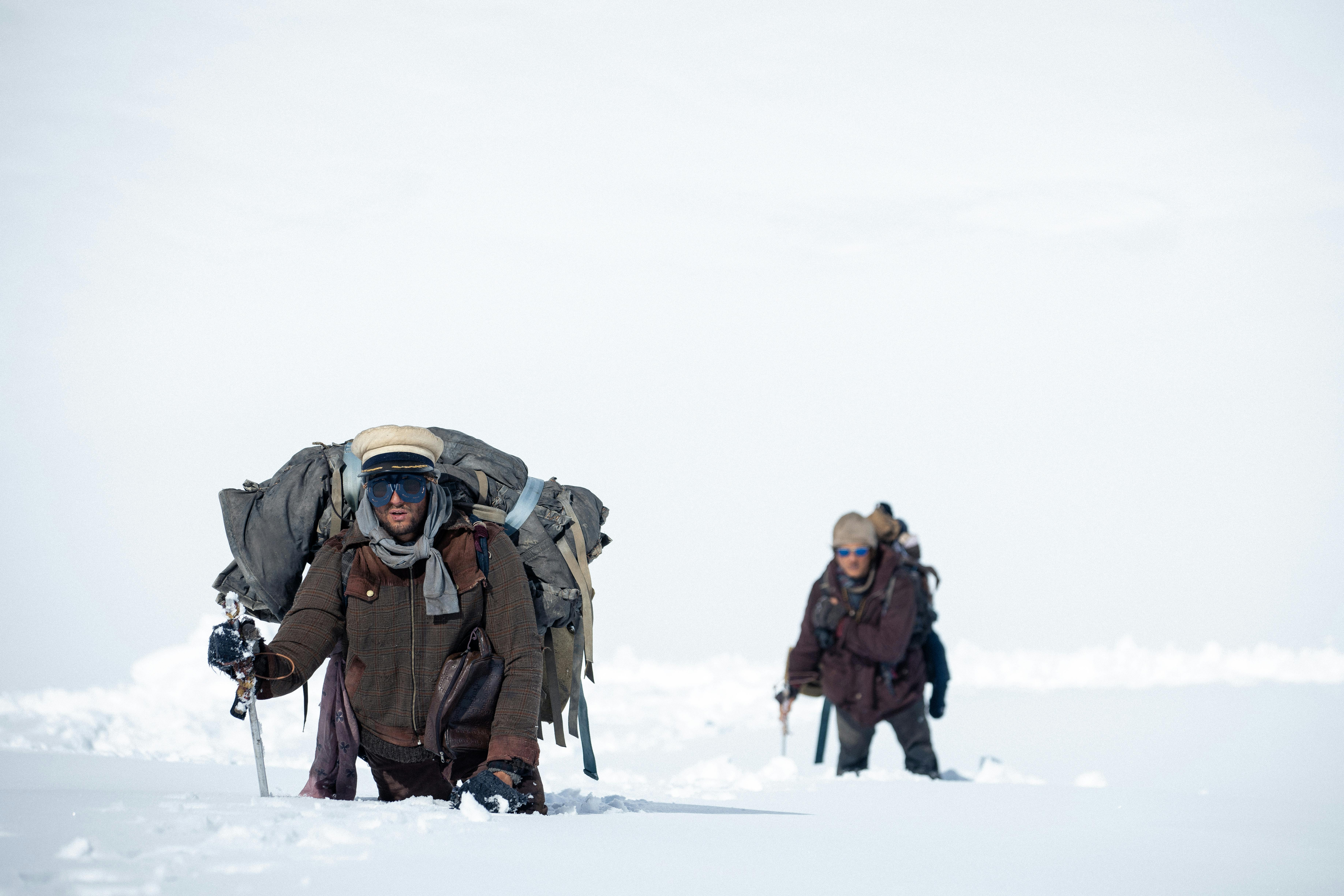 LA SOCIEDAD DE LA NIEVE (L to R) AGUSTIN DELLA CORTE as TINTIN in LA SOCIEDAD DE LA NIEVE. Cr. QUIM VIVES/NETFLIX © 2022