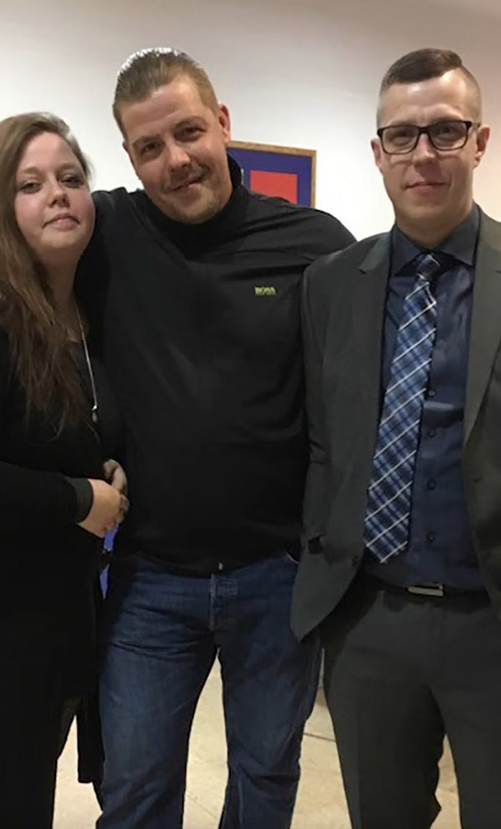Steffan var som en far for sine mindre søskende. Her ses de tre i en kærlig stund sammen. Det er Steffan i midten.