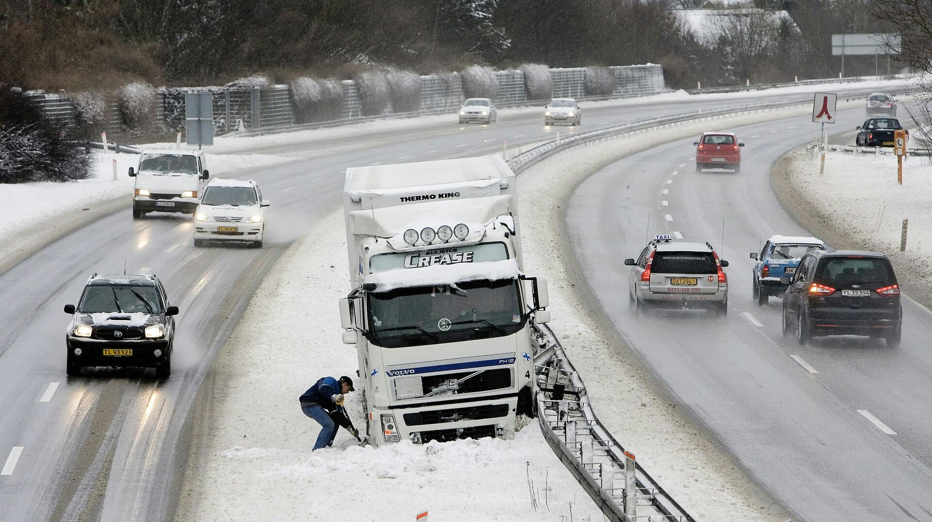 Vinteren er over Danmark. En lastbil er kørt fast på Helsingør motorvejen nordgående ved afkørsel 10 Hørsholm.