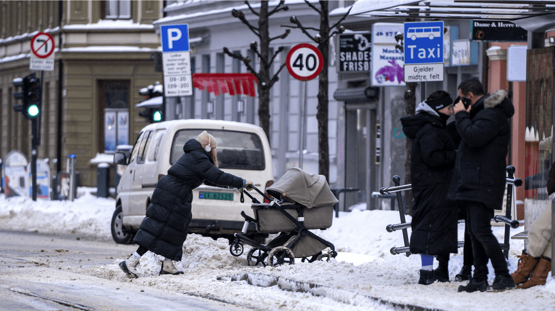 Oslo 20240102. Vanskelig å komme seg frem med barnevogn i Oslo. Foto: Gorm Kallestad / NTB
