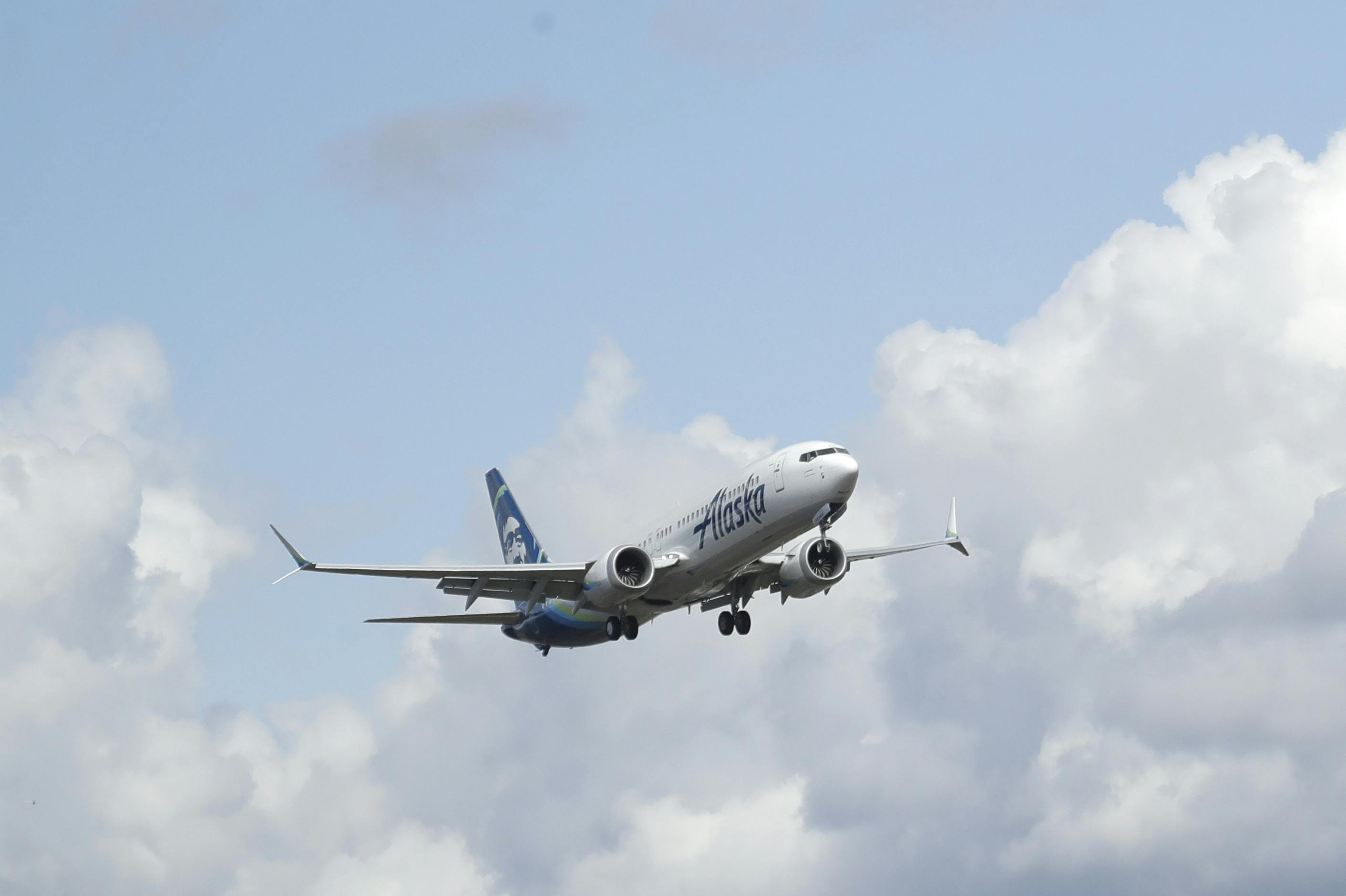 Det var et Boeing-fly fra Alaska Airlines som dette, der fredag aften måtte nødlande, efter at et vindue blev revet ud af siden på flyet.