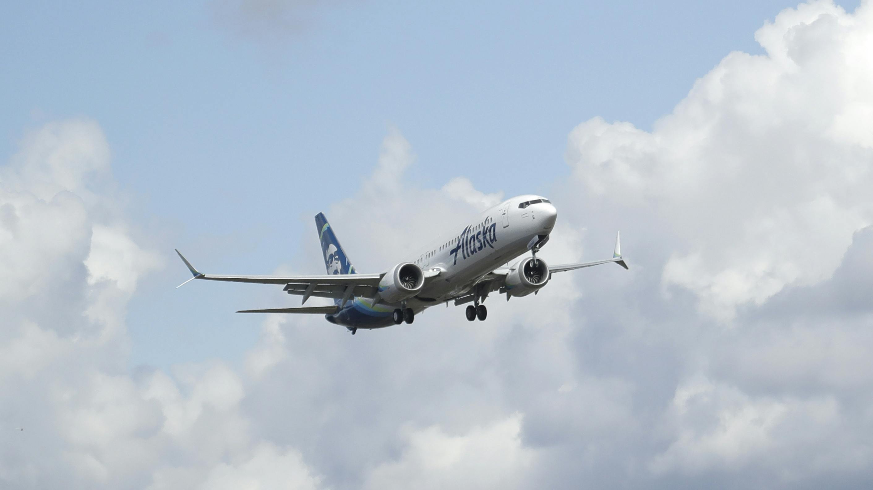 Det var et Boeing-fly fra Alaska Airlines som dette, der fredag aften måtte nødlande, efter at et vindue blev revet ud af siden på flyet.