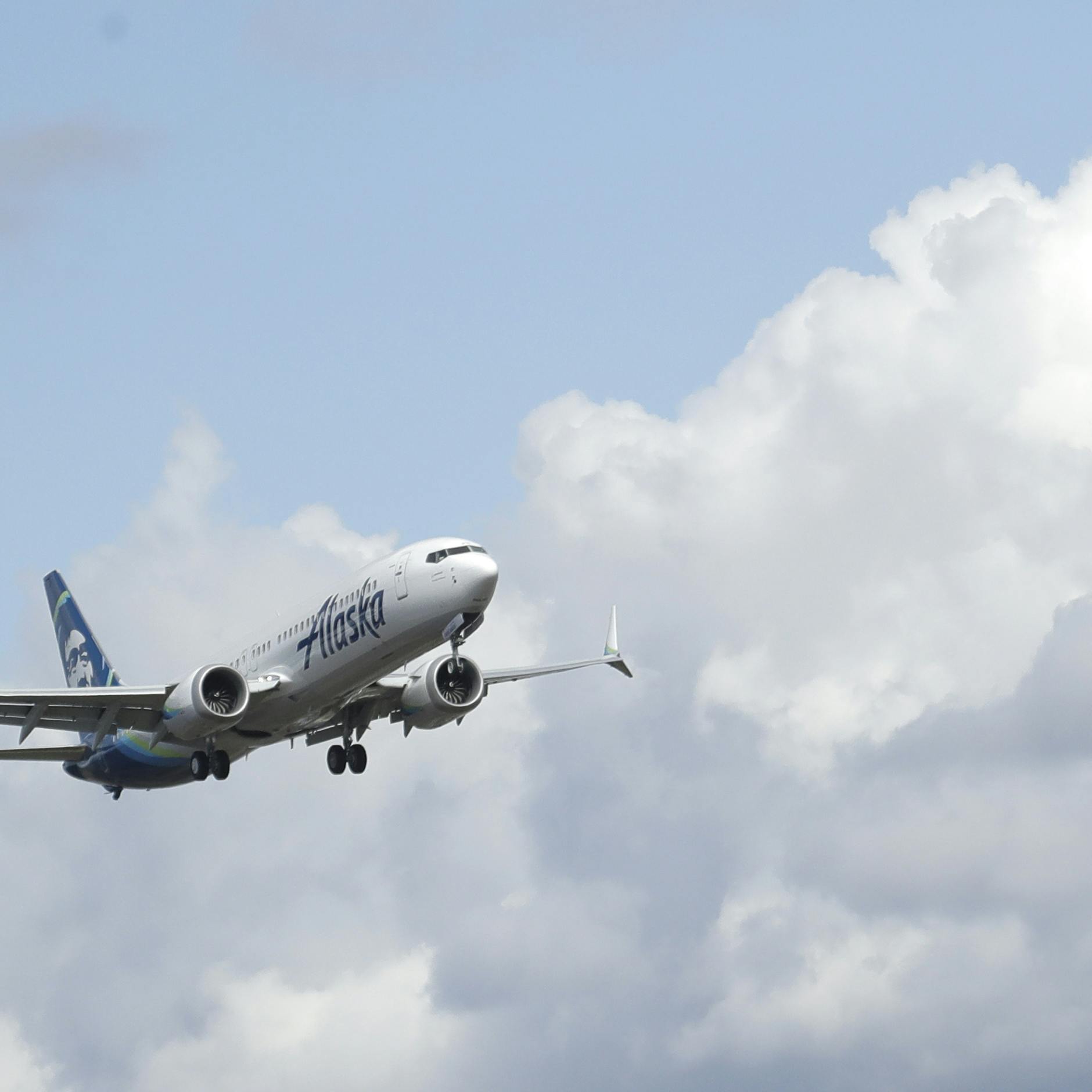 Det var et Boeing-fly fra Alaska Airlines som dette, der fredag aften måtte nødlande, efter at et vindue blev revet ud af siden på flyet.